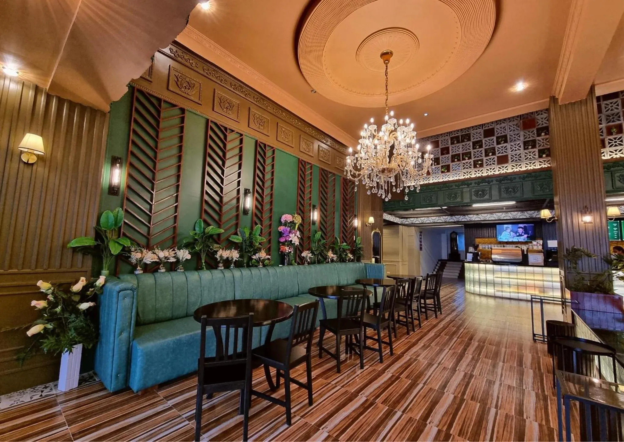 Restaurant/places to eat in Clark CU Hotel