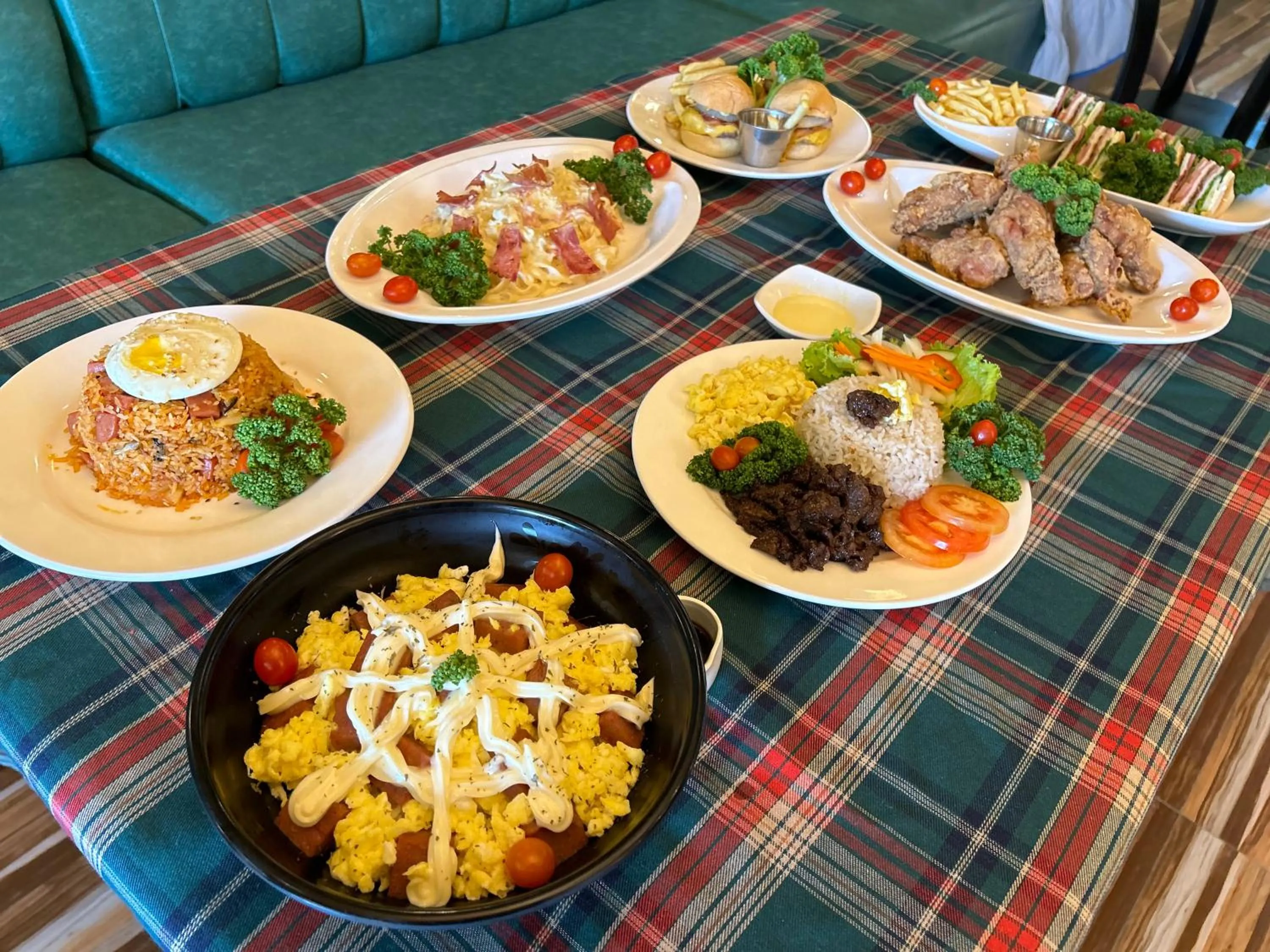 Food and drinks in Clark CU Hotel