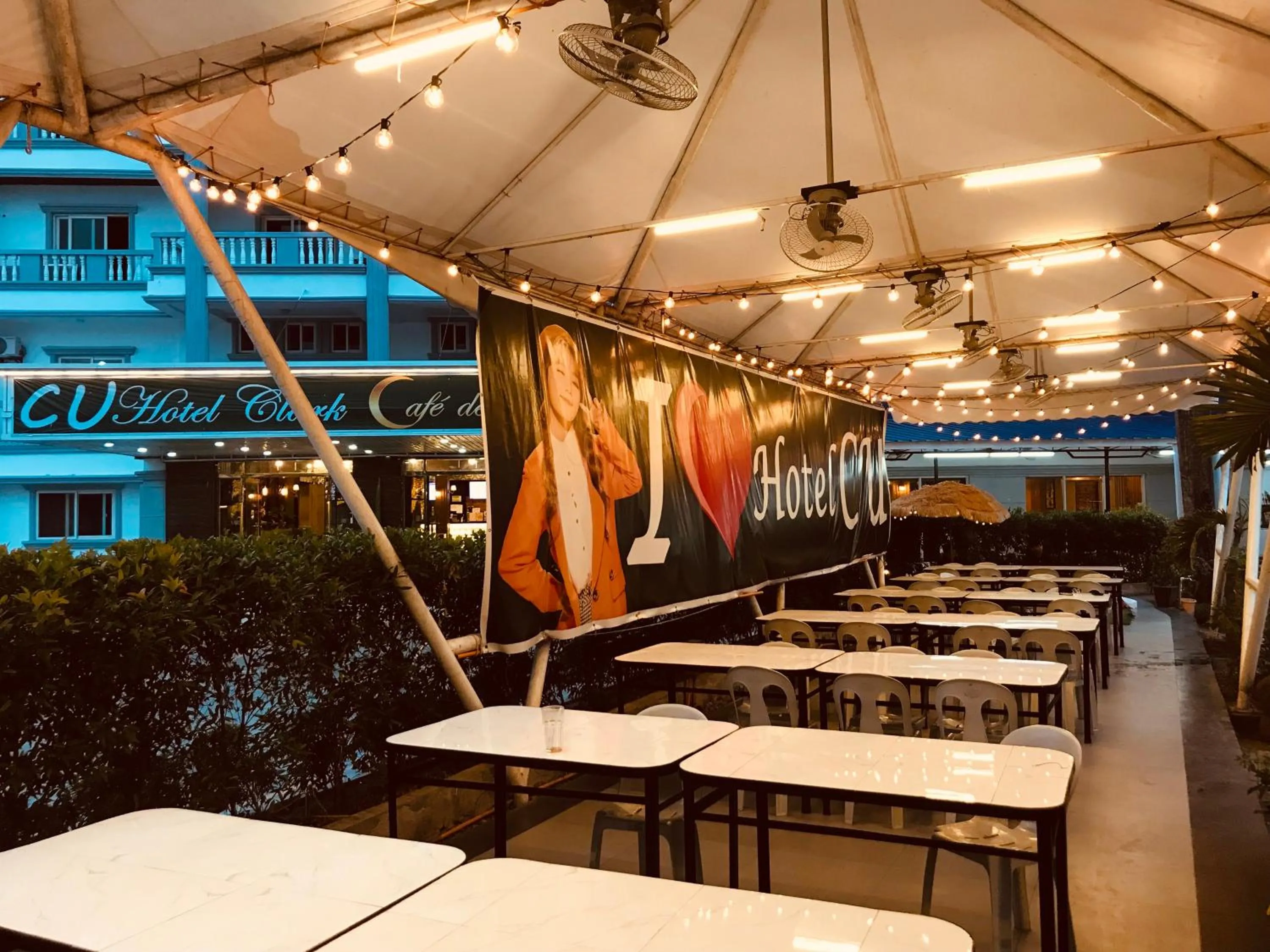 Restaurant/places to eat in Clark CU Hotel