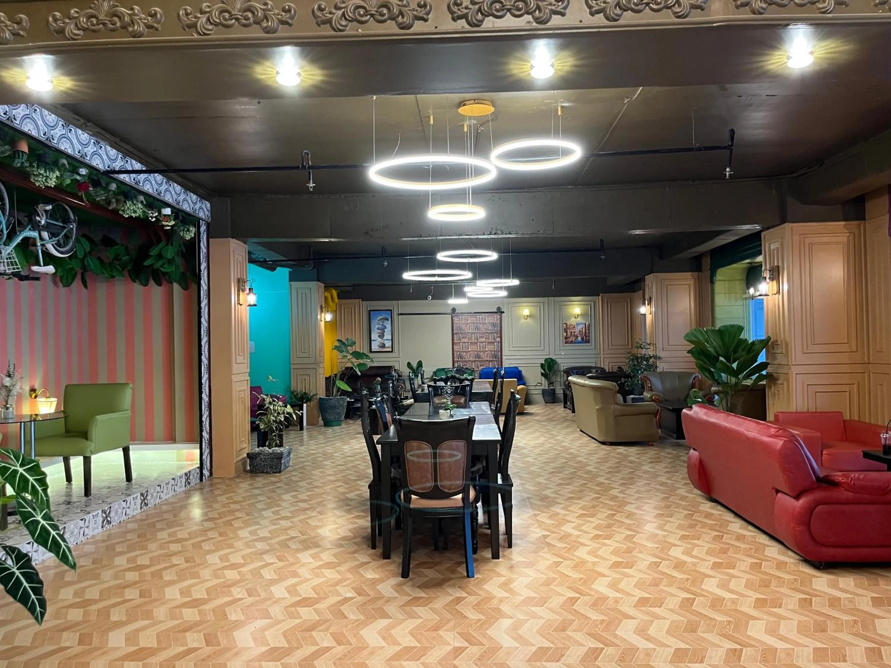 Restaurant/places to eat in Clark CU Hotel