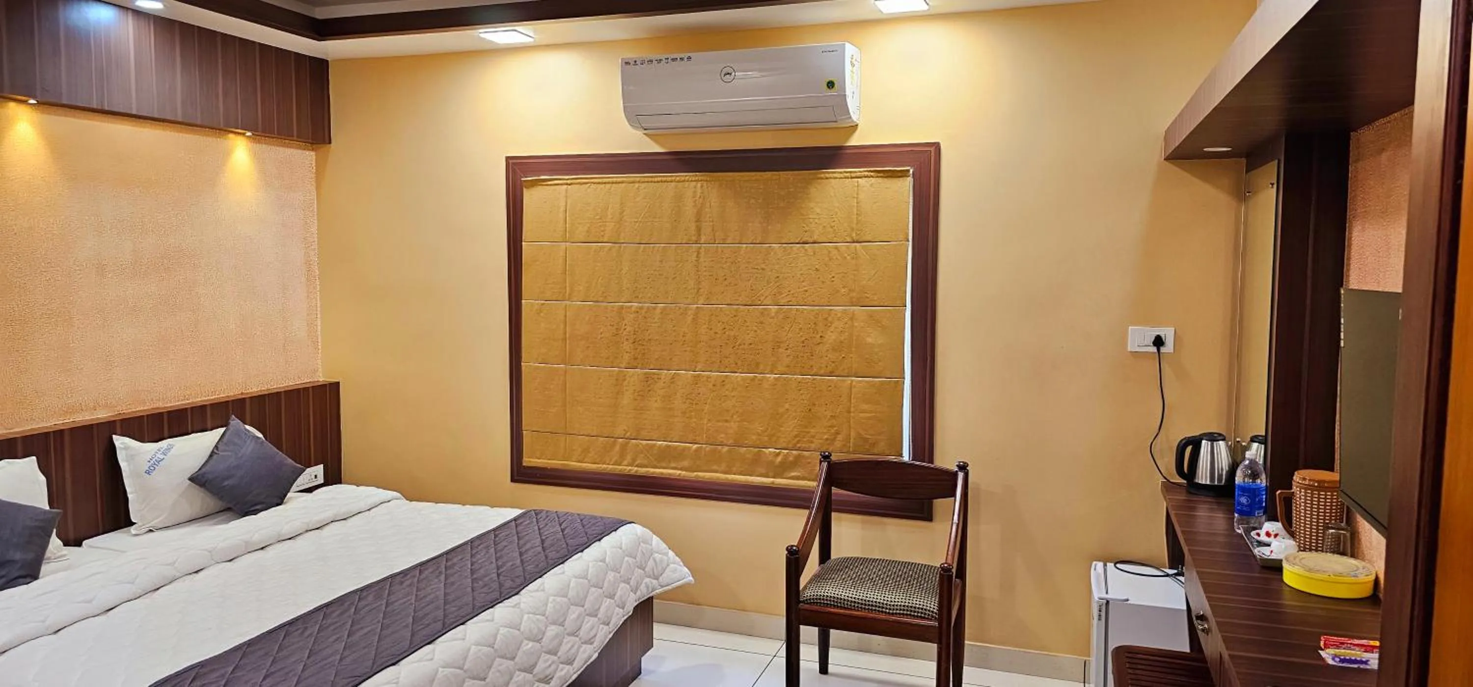 Photo of the whole room, Bed in Hotel Royal Wings