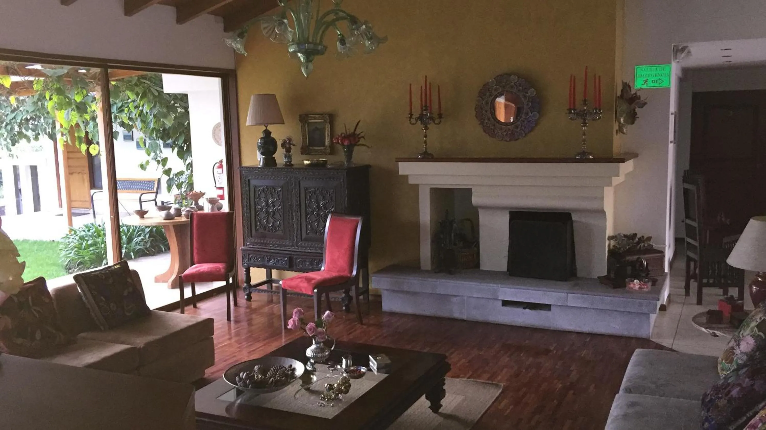Communal lounge/ TV room in Casa del Viajero