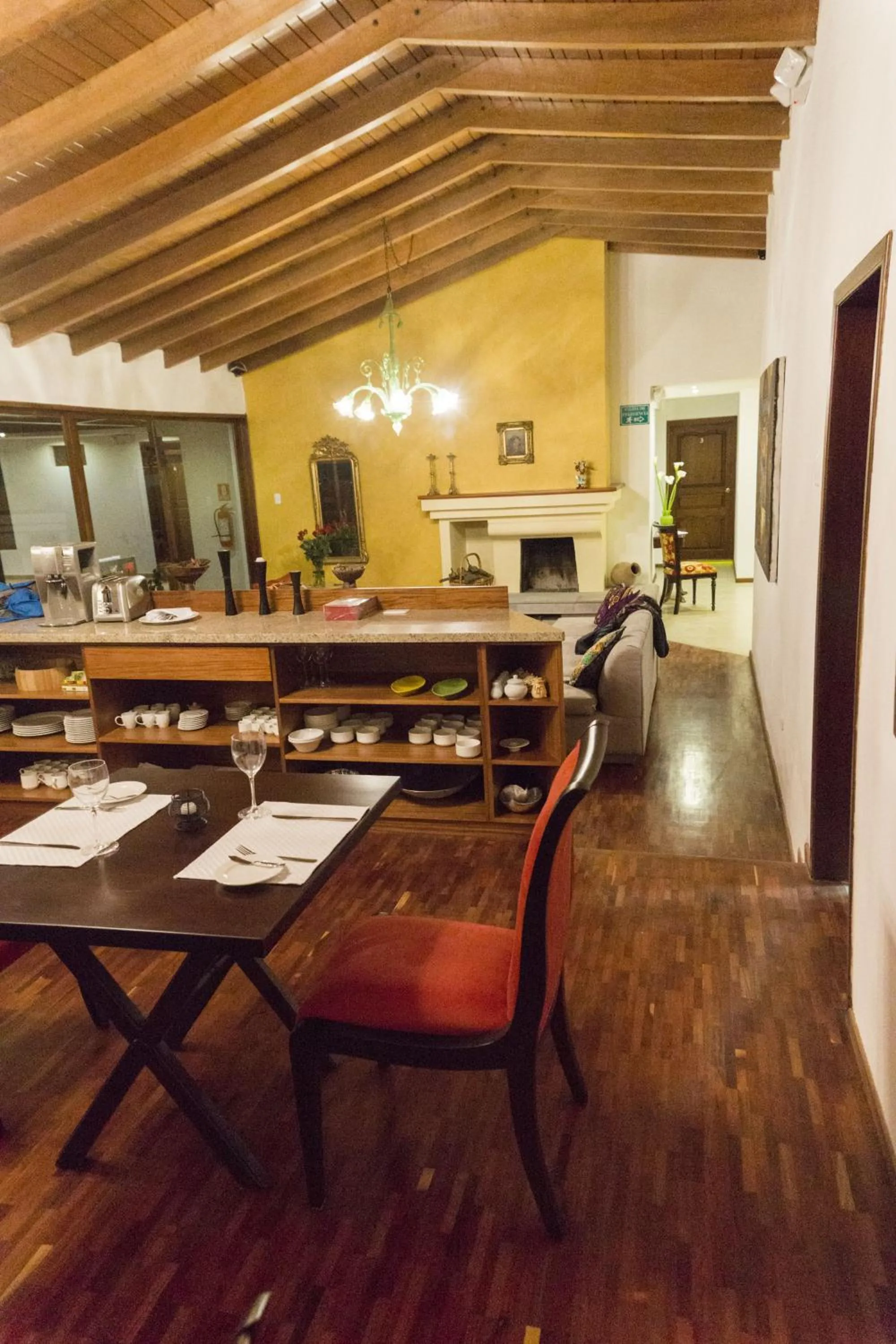 Communal lounge/ TV room in Casa del Viajero