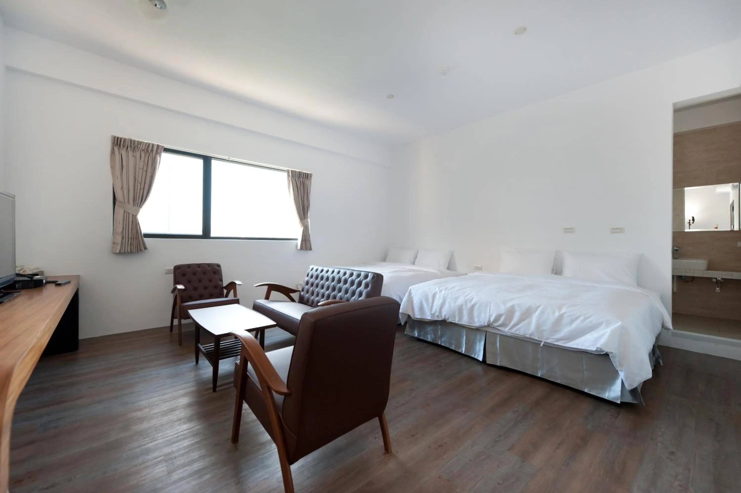 Photo of the whole room, Bed in Discovery B&B