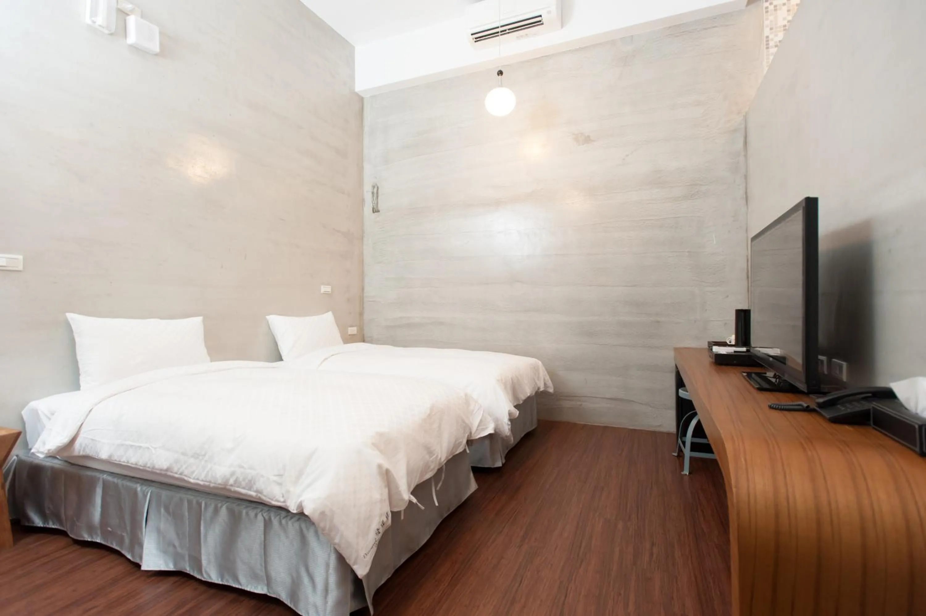 Photo of the whole room, Bed in Discovery B&B