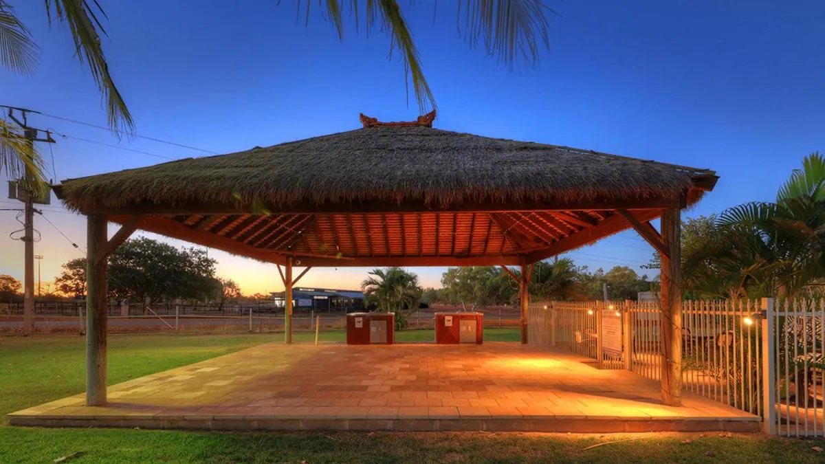 BBQ facilities in Halls Creek Motel