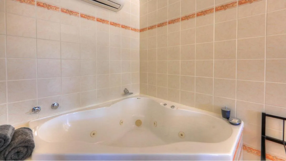 Bathroom in Halls Creek Motel