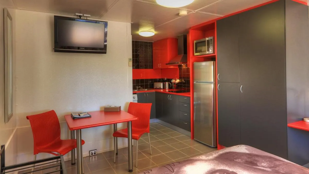 Kitchen or kitchenette in Halls Creek Motel