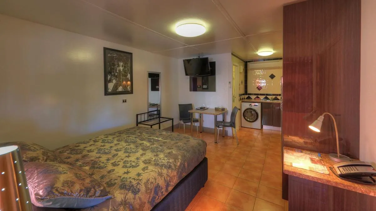 Photo of the whole room, Bed in Halls Creek Motel