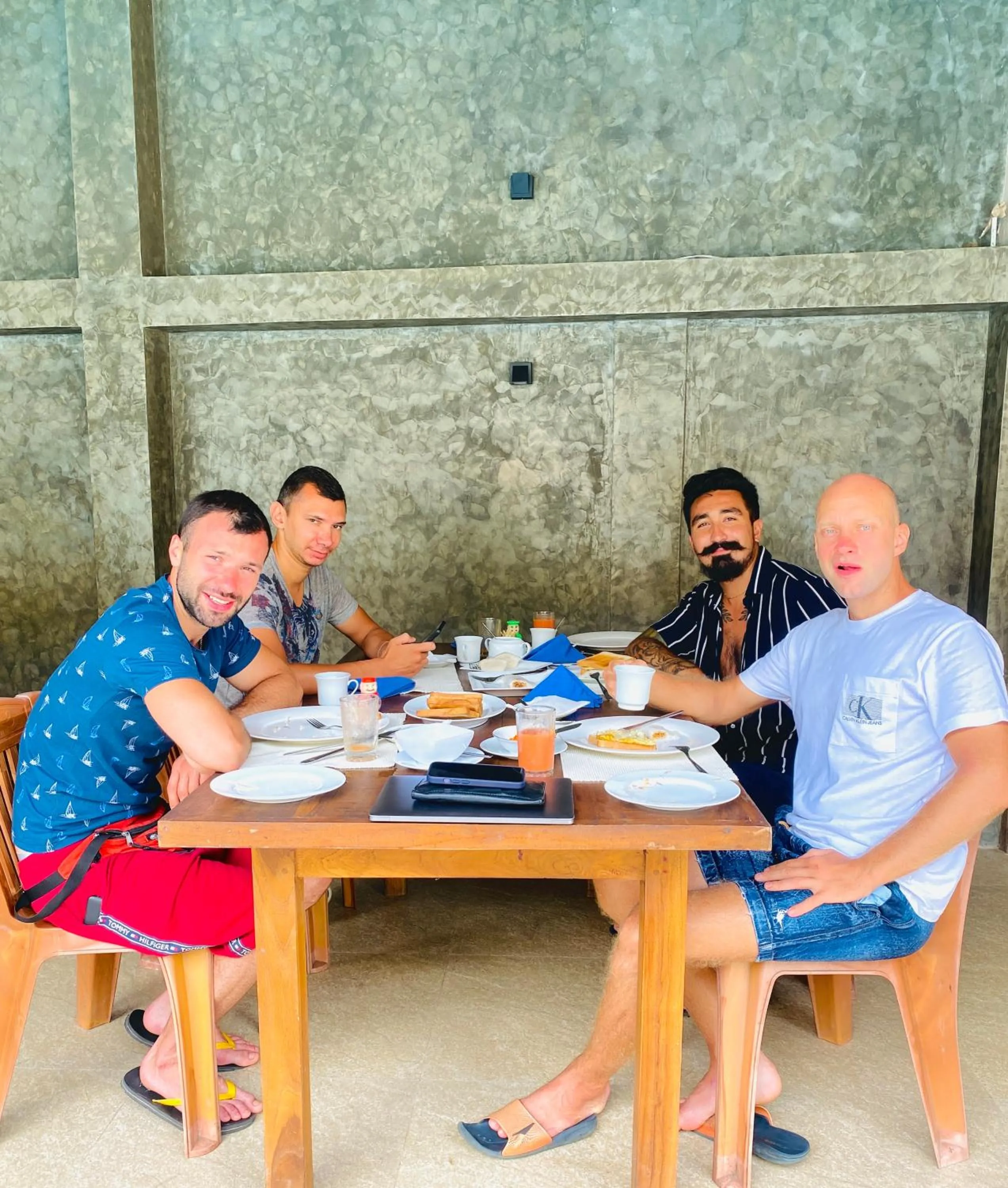 Restaurant/places to eat in Royal Nest