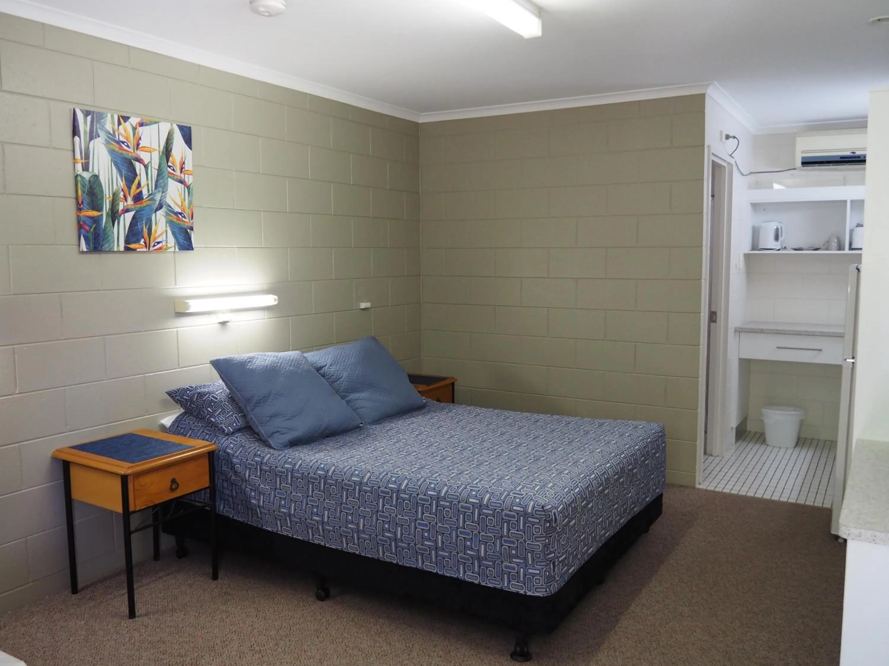 Bed in Sunbird Motel