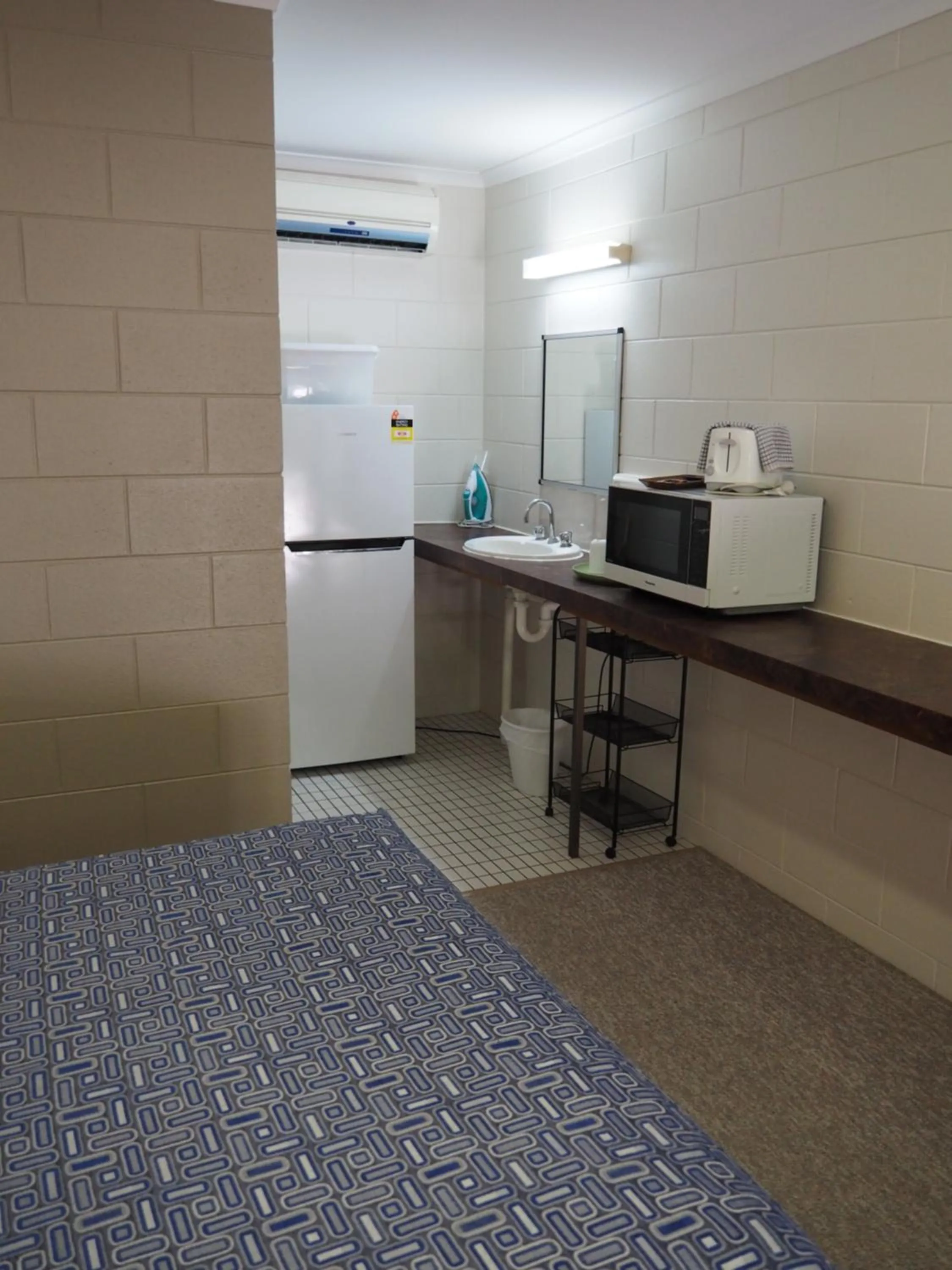 Bed in Sunbird Motel