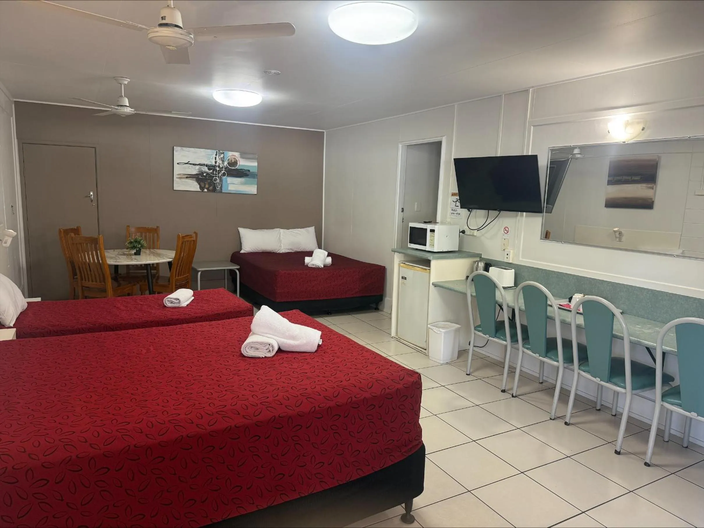 Bed in Emerald Highlands Motel