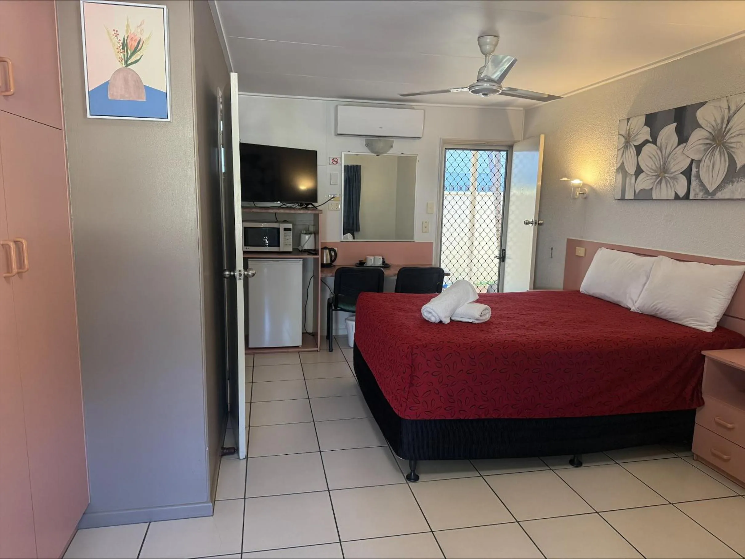 Bed in Emerald Highlands Motel