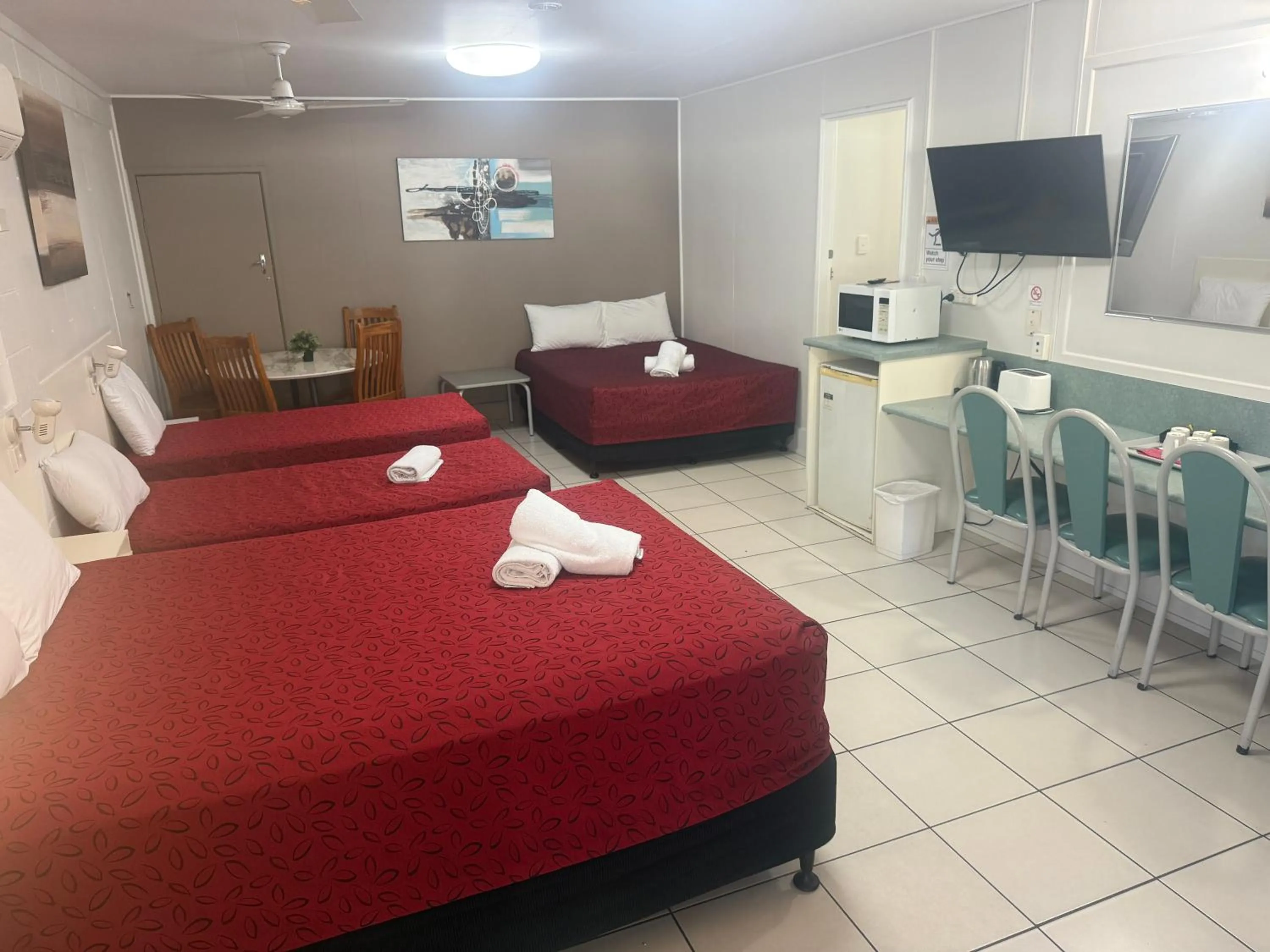 Bed in Emerald Highlands Motel