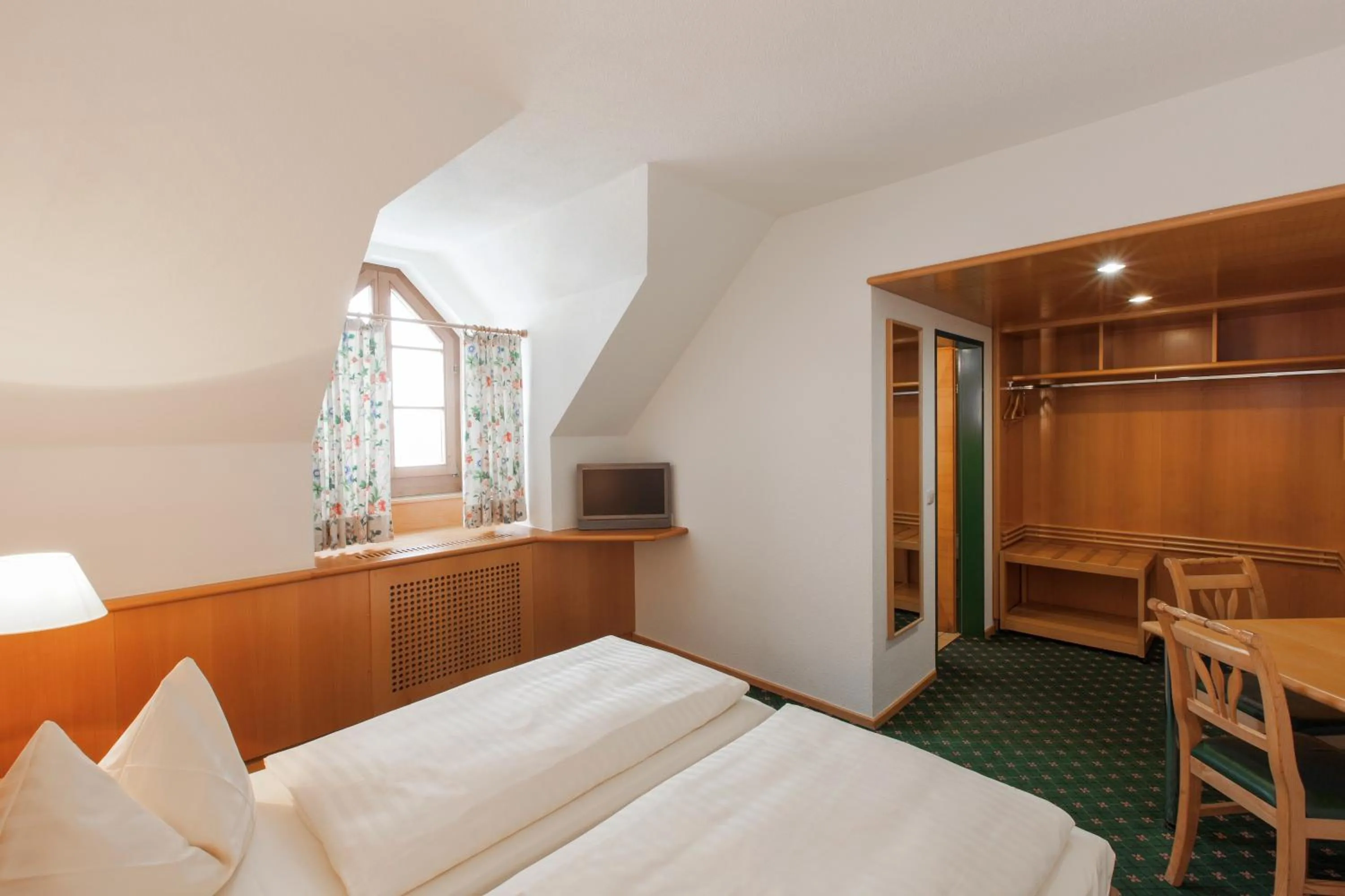 Bedroom, Bed in Landzeit Autobahnrestaurant & Motorhotel Loipersdorf