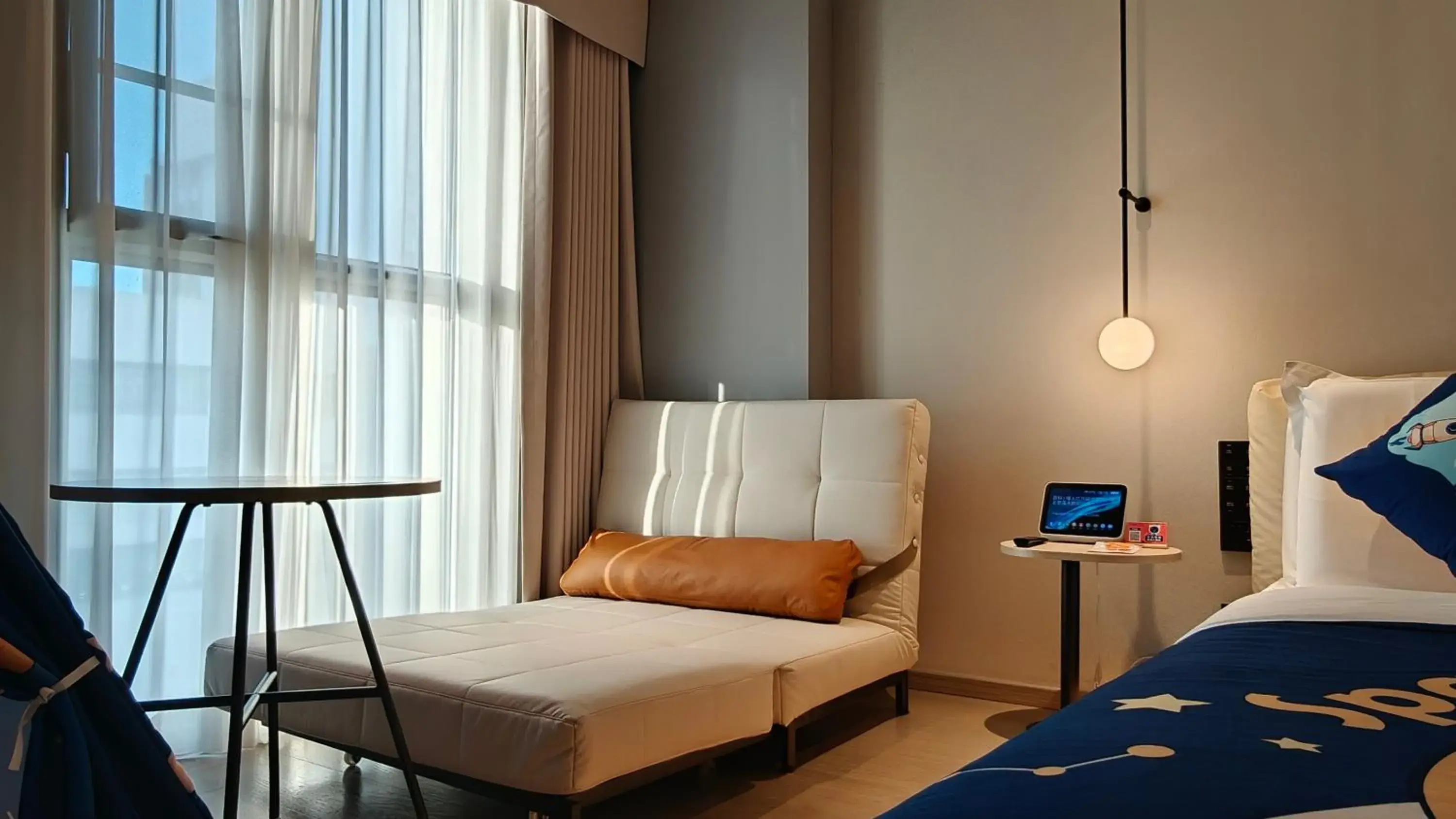 Seating area, Bed in CYBO Station SSAW Shangpin Hotel Luohu Shenzhen Seating area, Bed in CYBO Station SSAW Shangpin Hotel Luohu Shenzhen