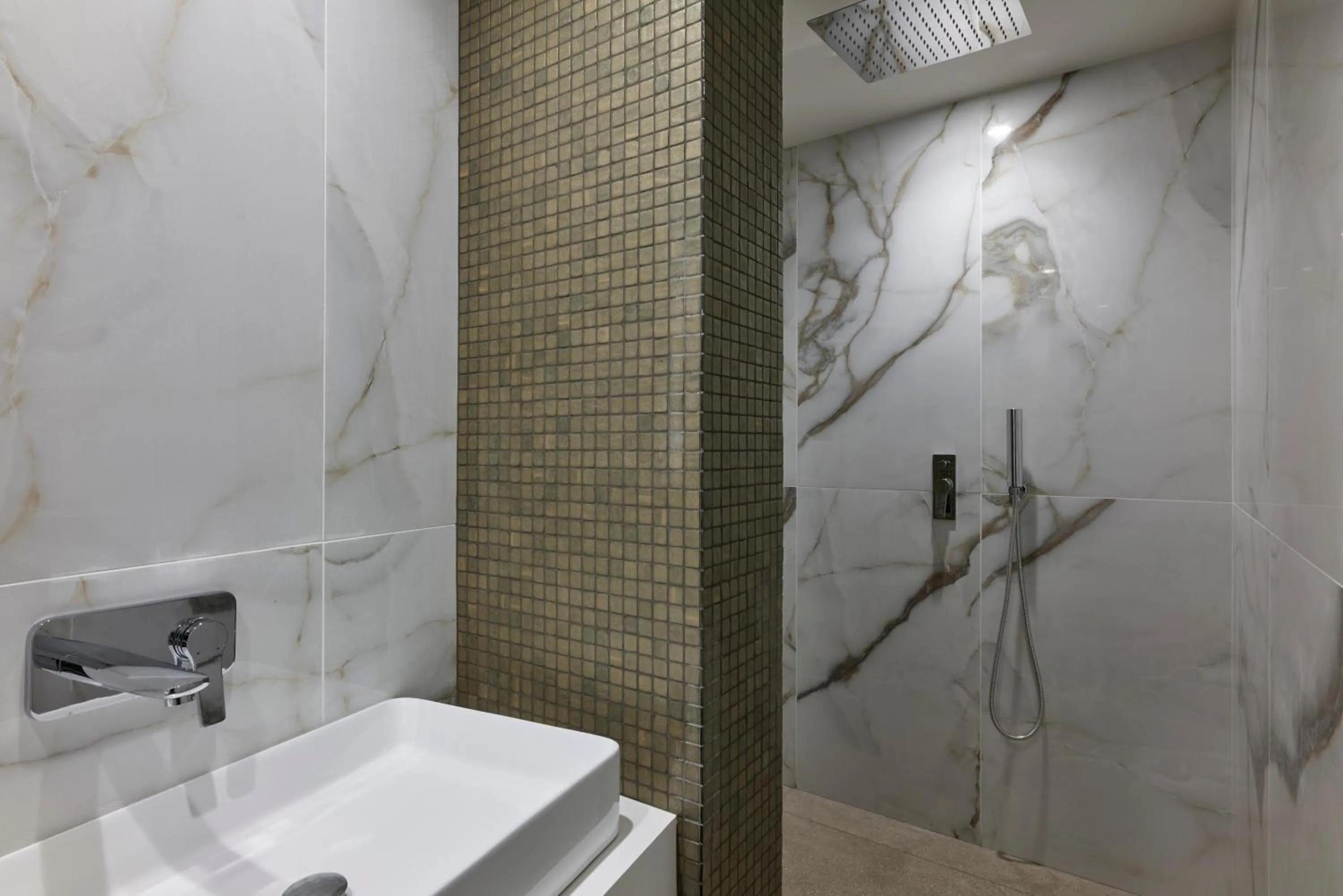 Shower in Hestia - Kolokotroni 23