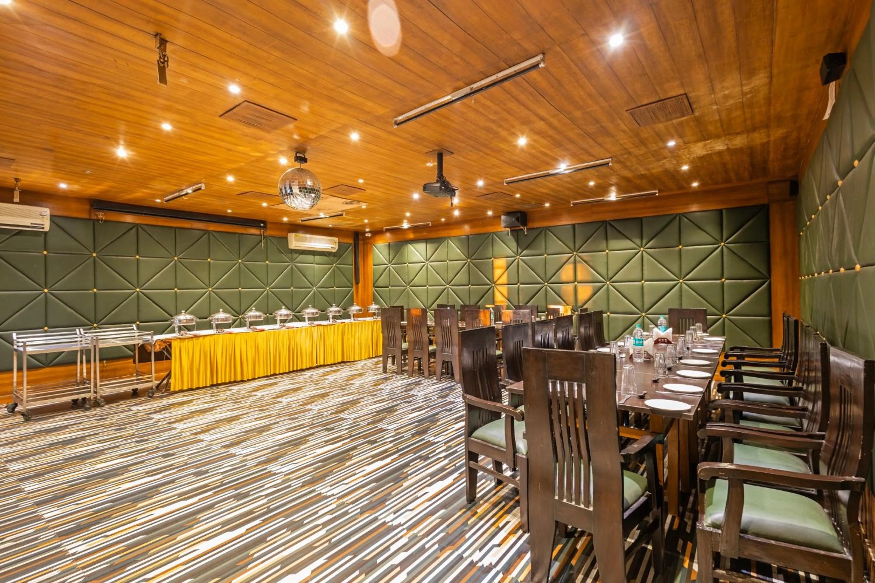 Restaurant/places to eat in Treebo Premium Torrentium - A Heritage Hotel