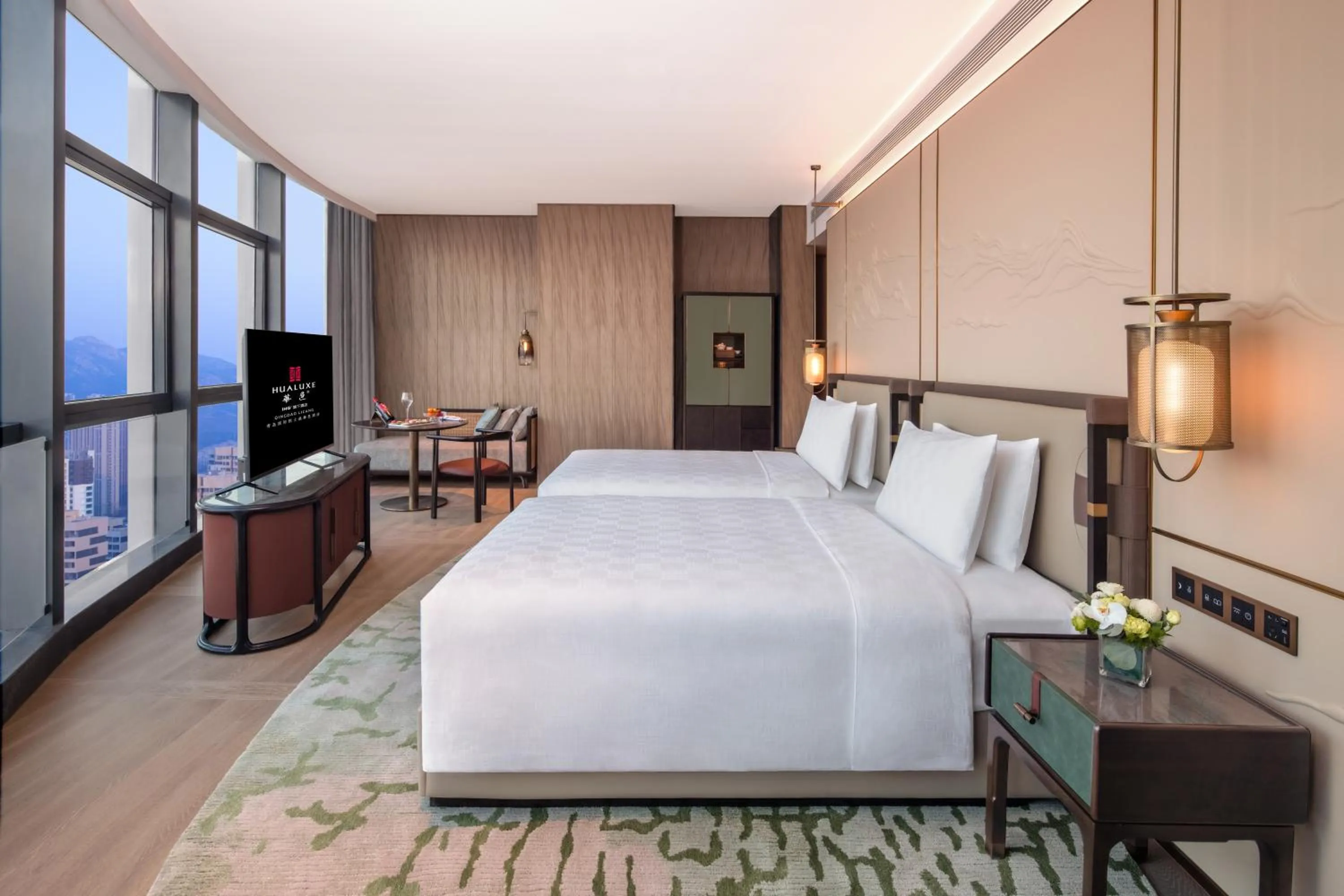Bed in HUALUXE Hotels and Resorts Qingdao Licang, an IHG Hotel
