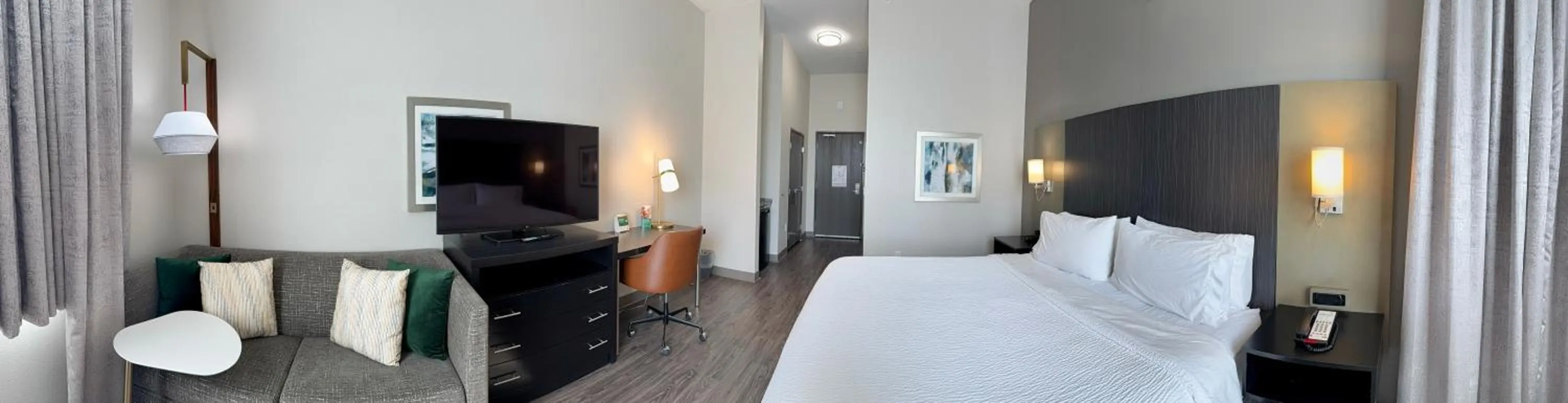 Photo of the whole room, Bed in Holiday Inn Carlsbad/San Diego, an IHG Hotel