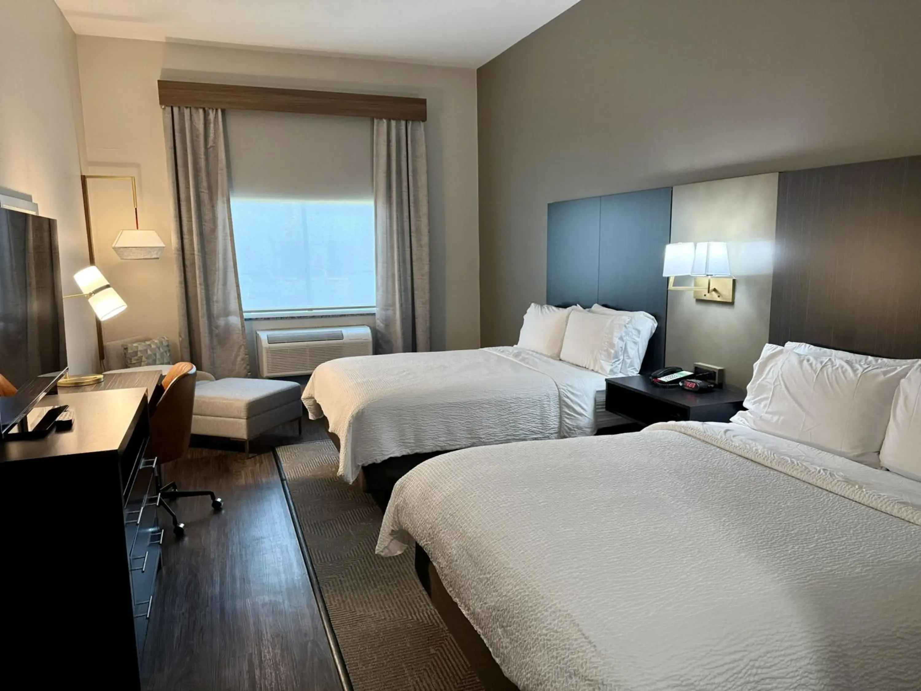 Photo of the whole room, Bed in Holiday Inn Carlsbad/San Diego, an IHG Hotel Photo of the whole room, Bed in Holiday Inn Carlsbad/San Diego, an IHG Hotel