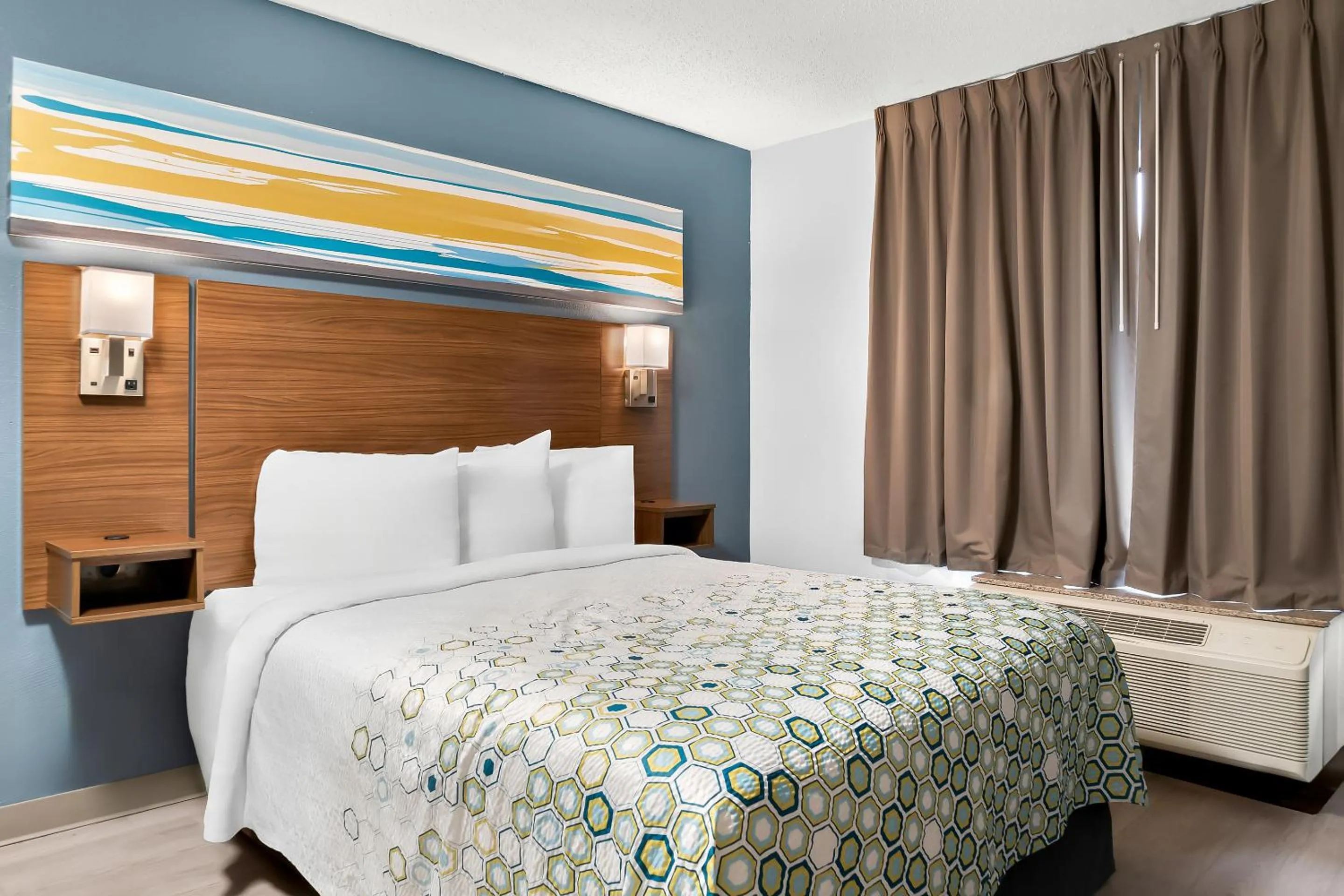 Photo of the whole room, Bed in HomeTowne Studios by Red Roof Auburn Hills