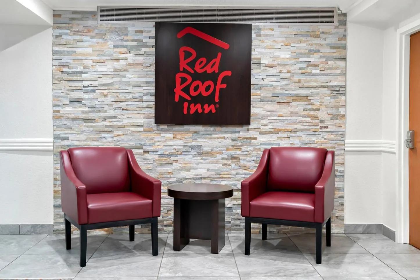 Lobby or reception in HomeTowne Studios by Red Roof Auburn Hills