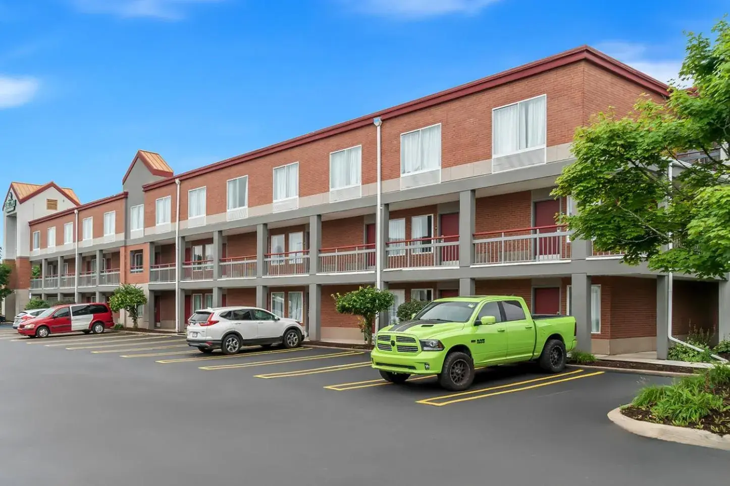 Property building in HomeTowne Studios by Red Roof Auburn Hills Property building in HomeTowne Studios by Red Roof Auburn Hills