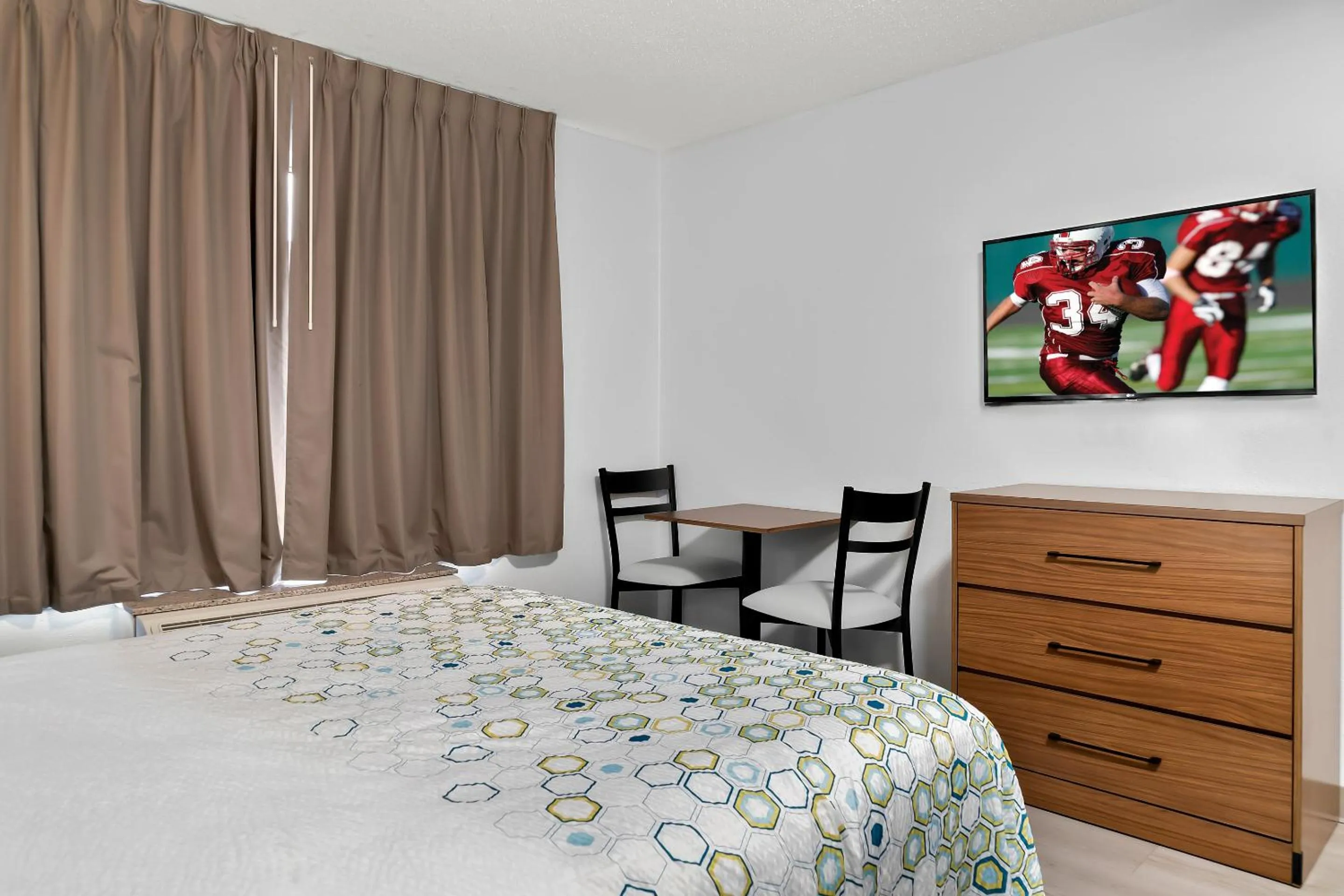 Photo of the whole room, Bed in HomeTowne Studios by Red Roof Auburn Hills