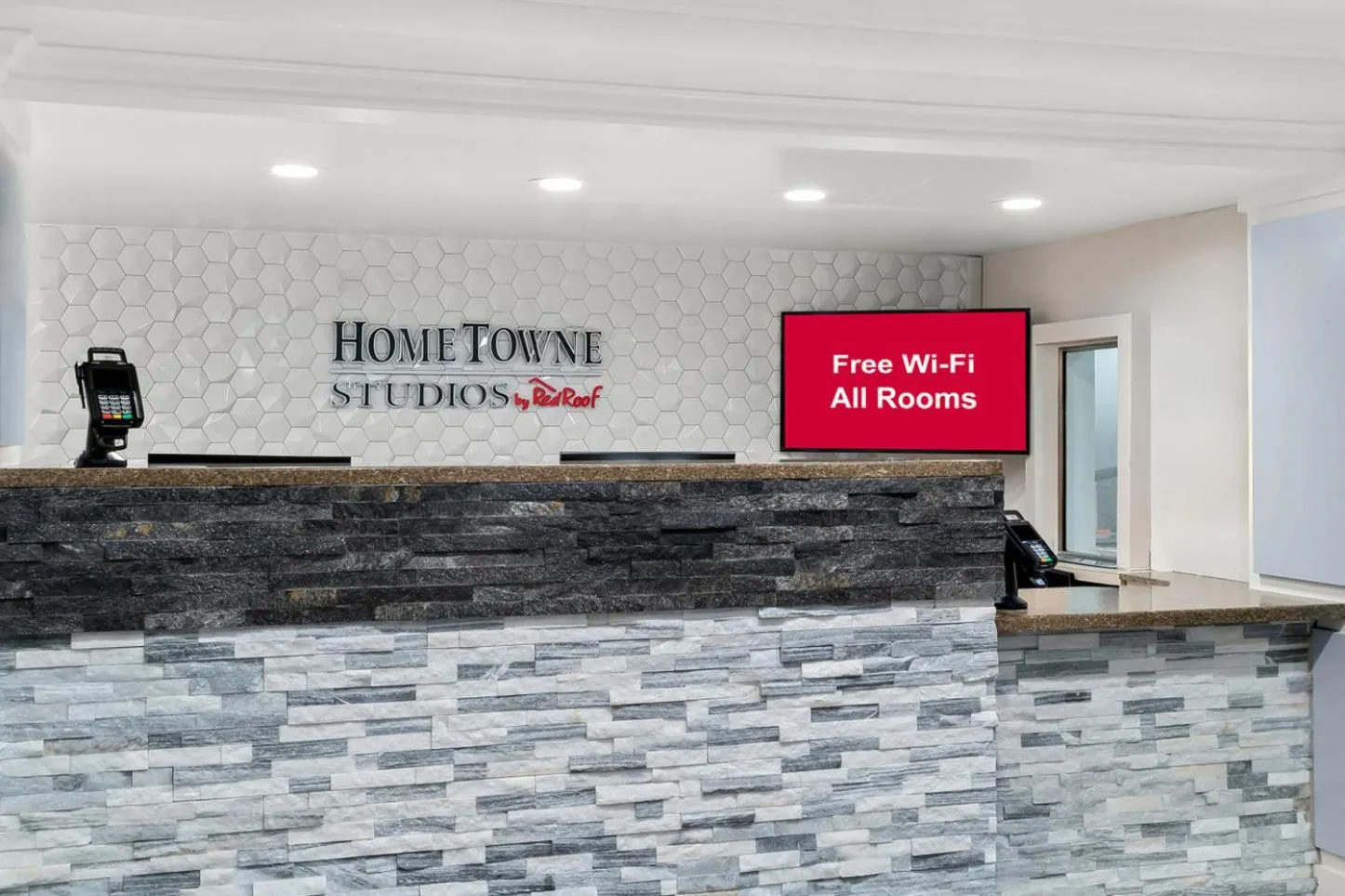 Lobby or reception in HomeTowne Studios by Red Roof Auburn Hills