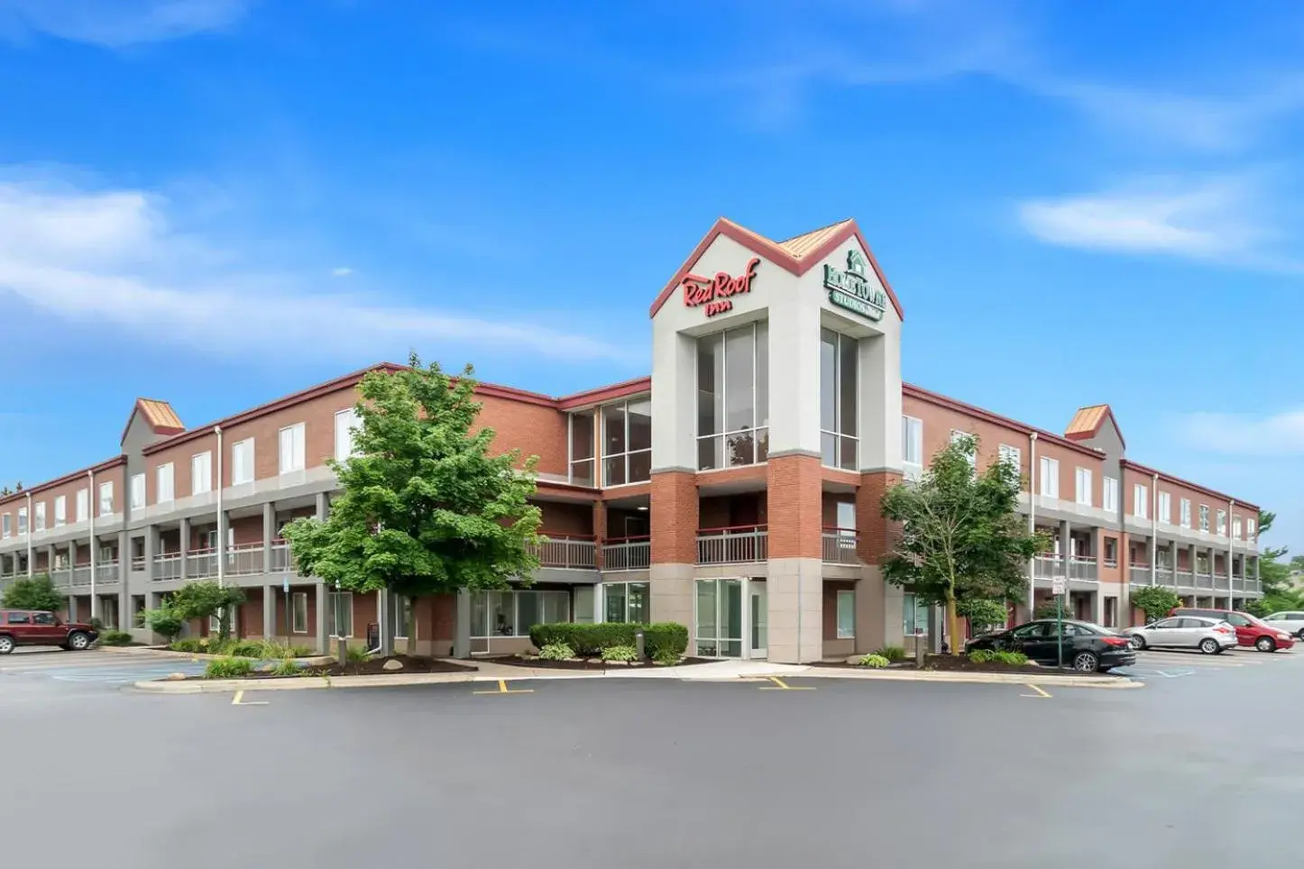 Property building in HomeTowne Studios by Red Roof Auburn Hills Property building in HomeTowne Studios by Red Roof Auburn Hills