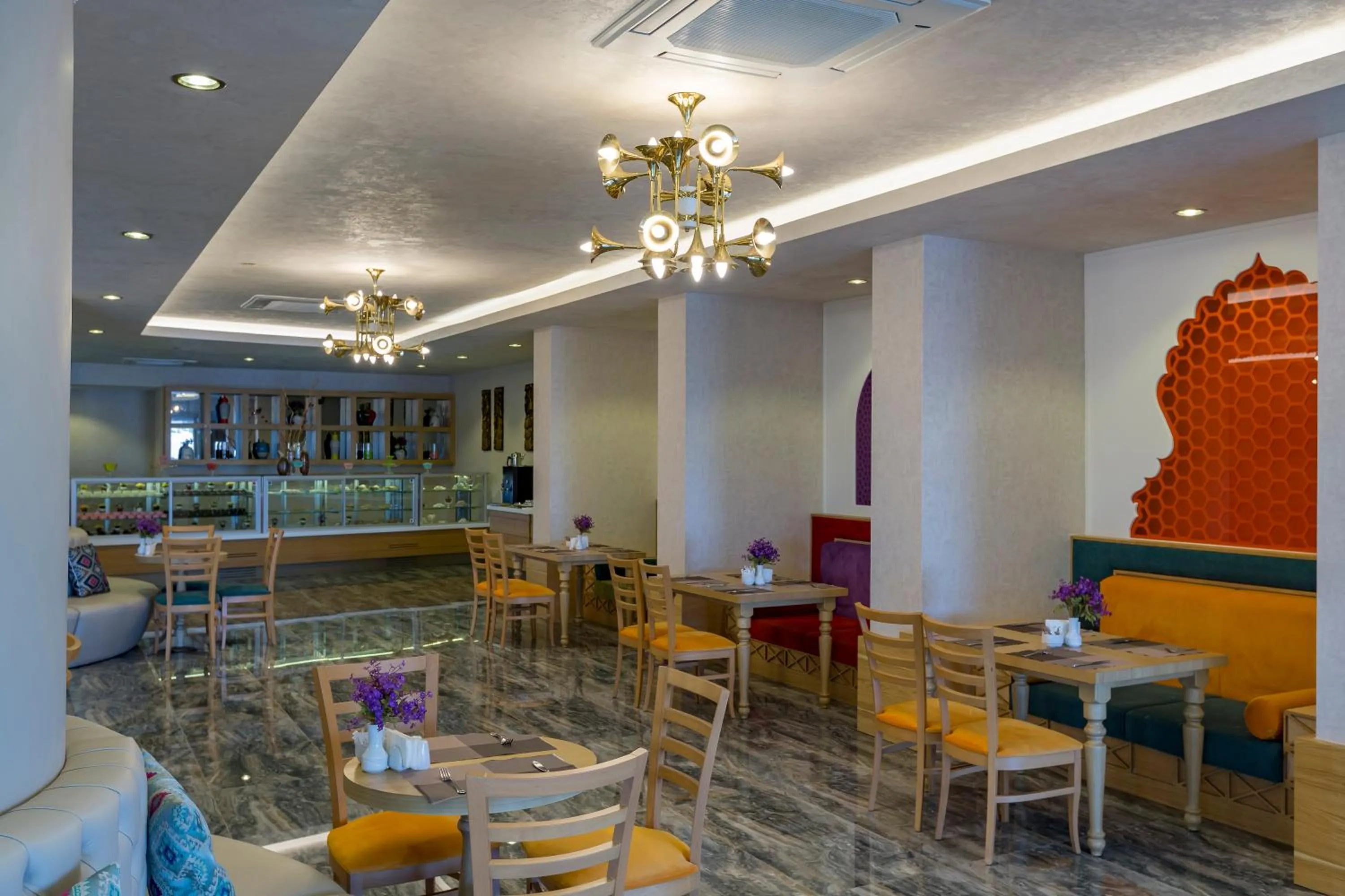 Restaurant/places to eat in Royal Taj Mahal Hotel