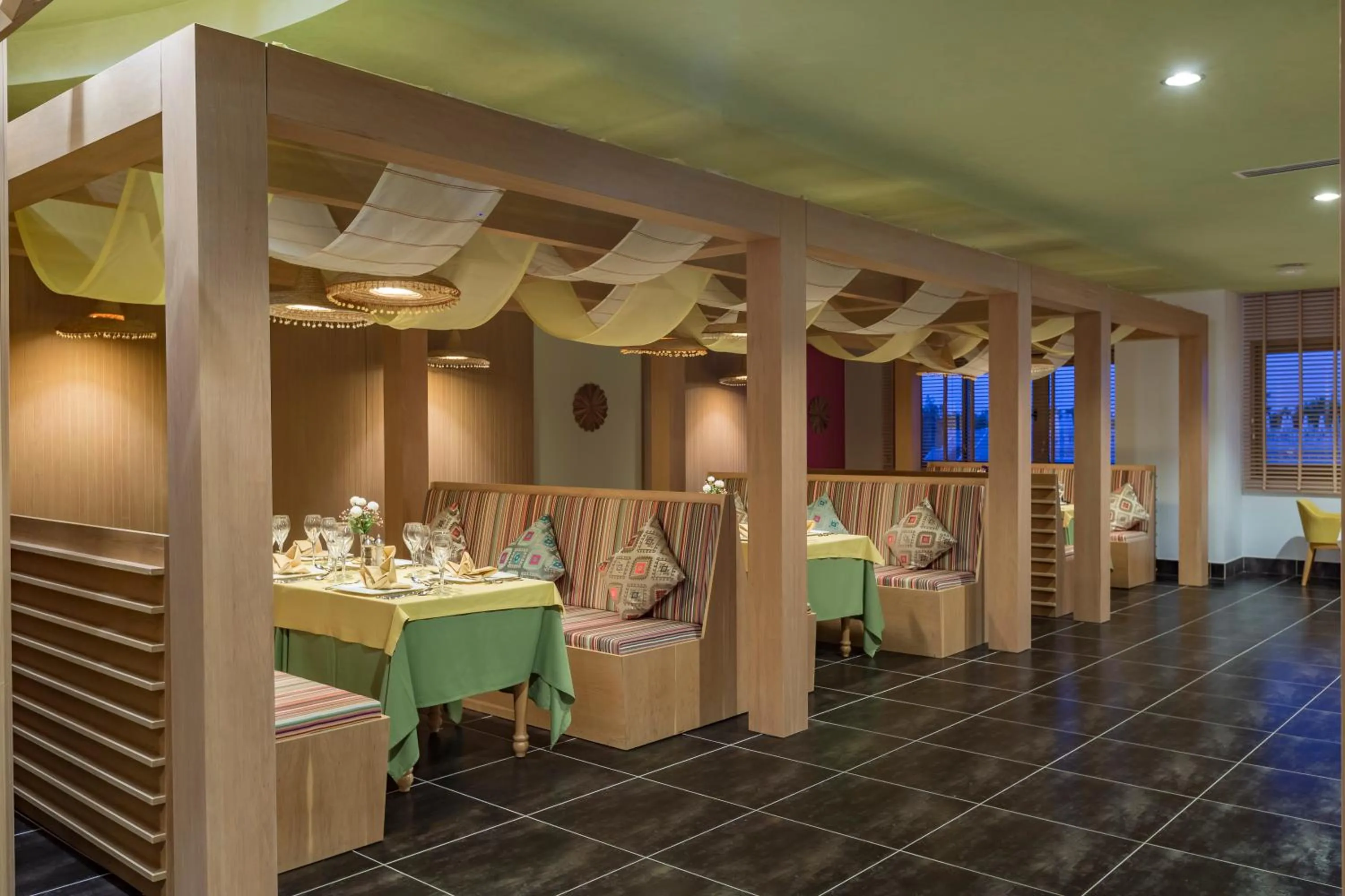 Restaurant/places to eat in Royal Taj Mahal Hotel