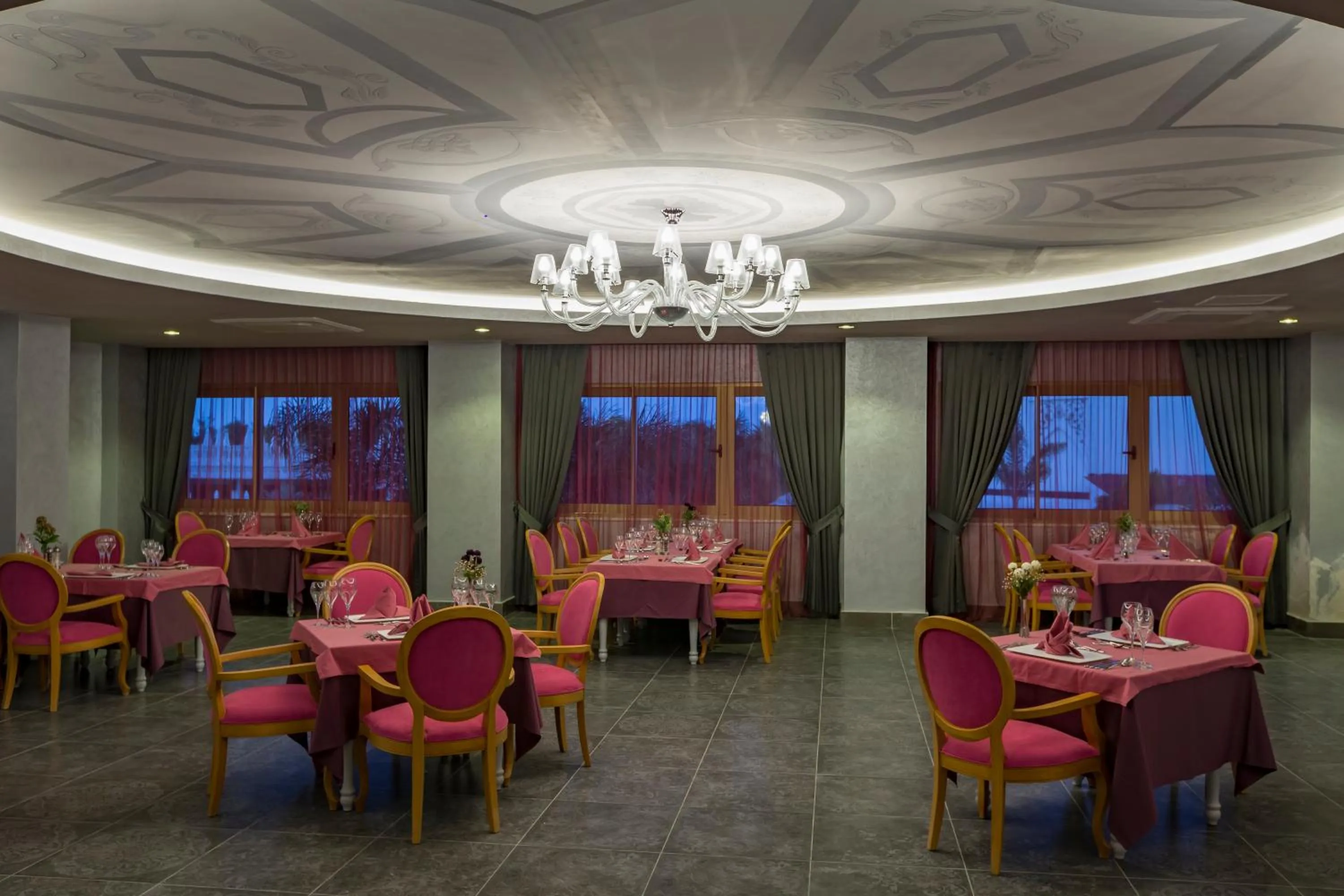 Restaurant/places to eat in Royal Taj Mahal Hotel