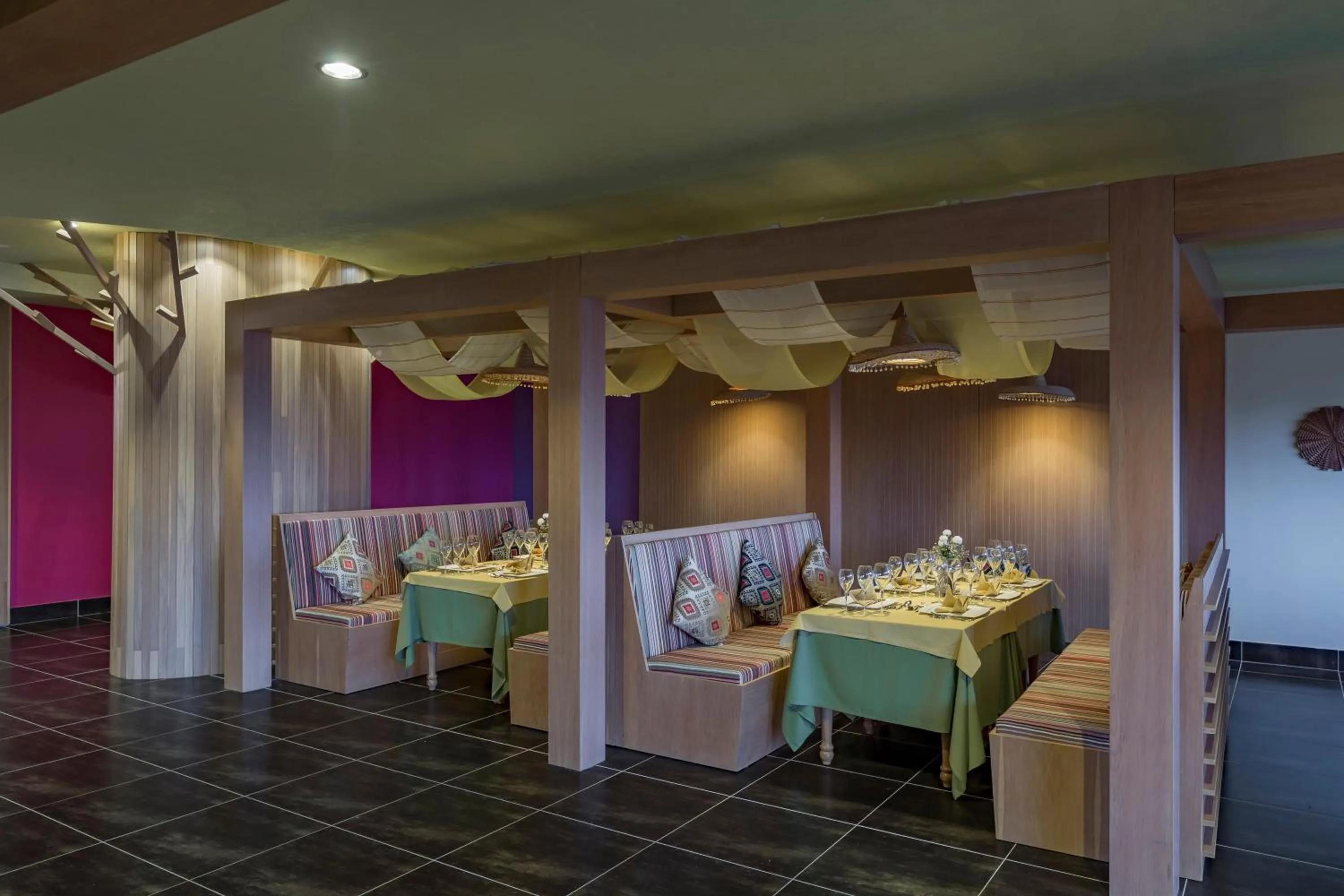 Restaurant/places to eat in Royal Taj Mahal Hotel