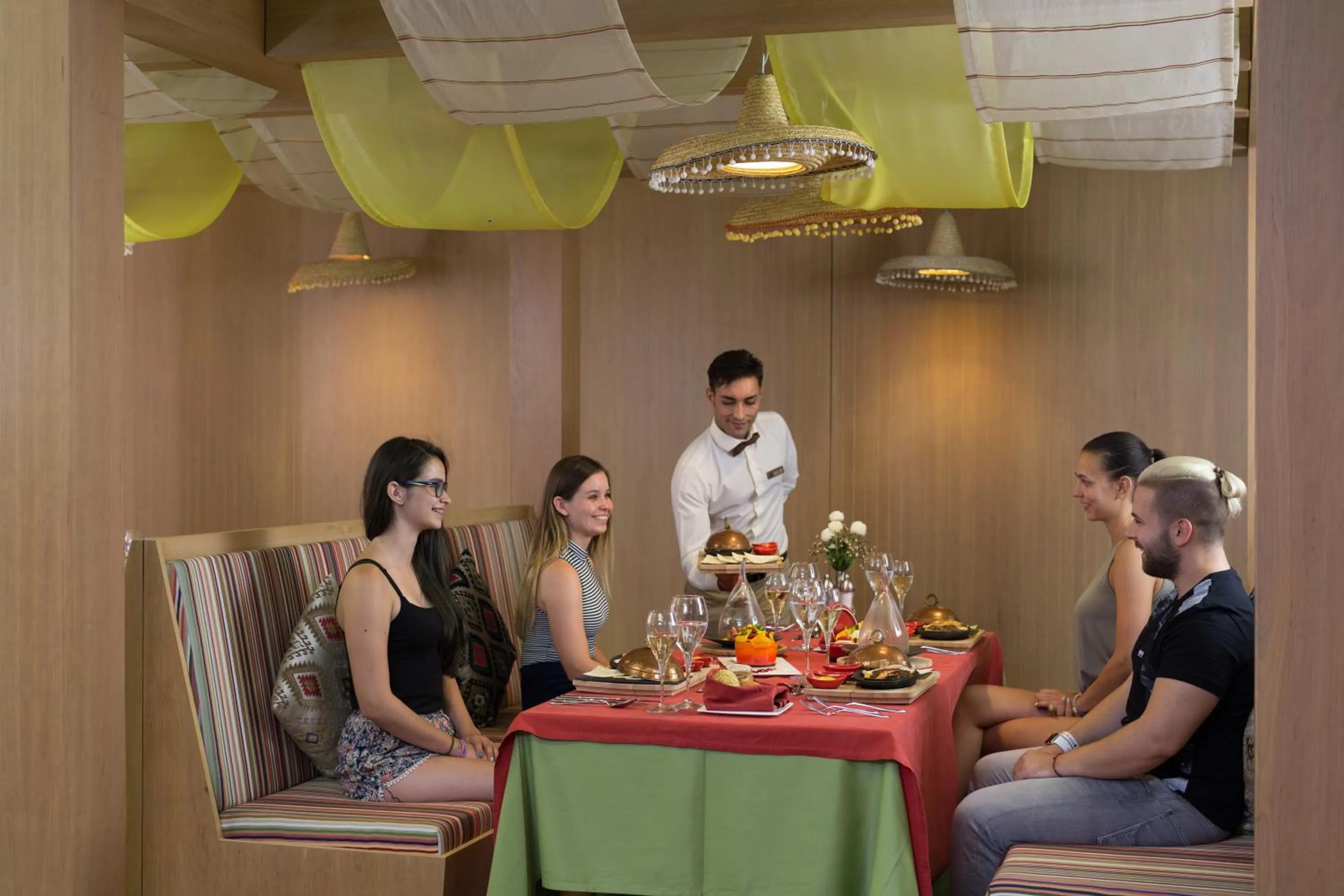 Restaurant/places to eat in Royal Taj Mahal Hotel