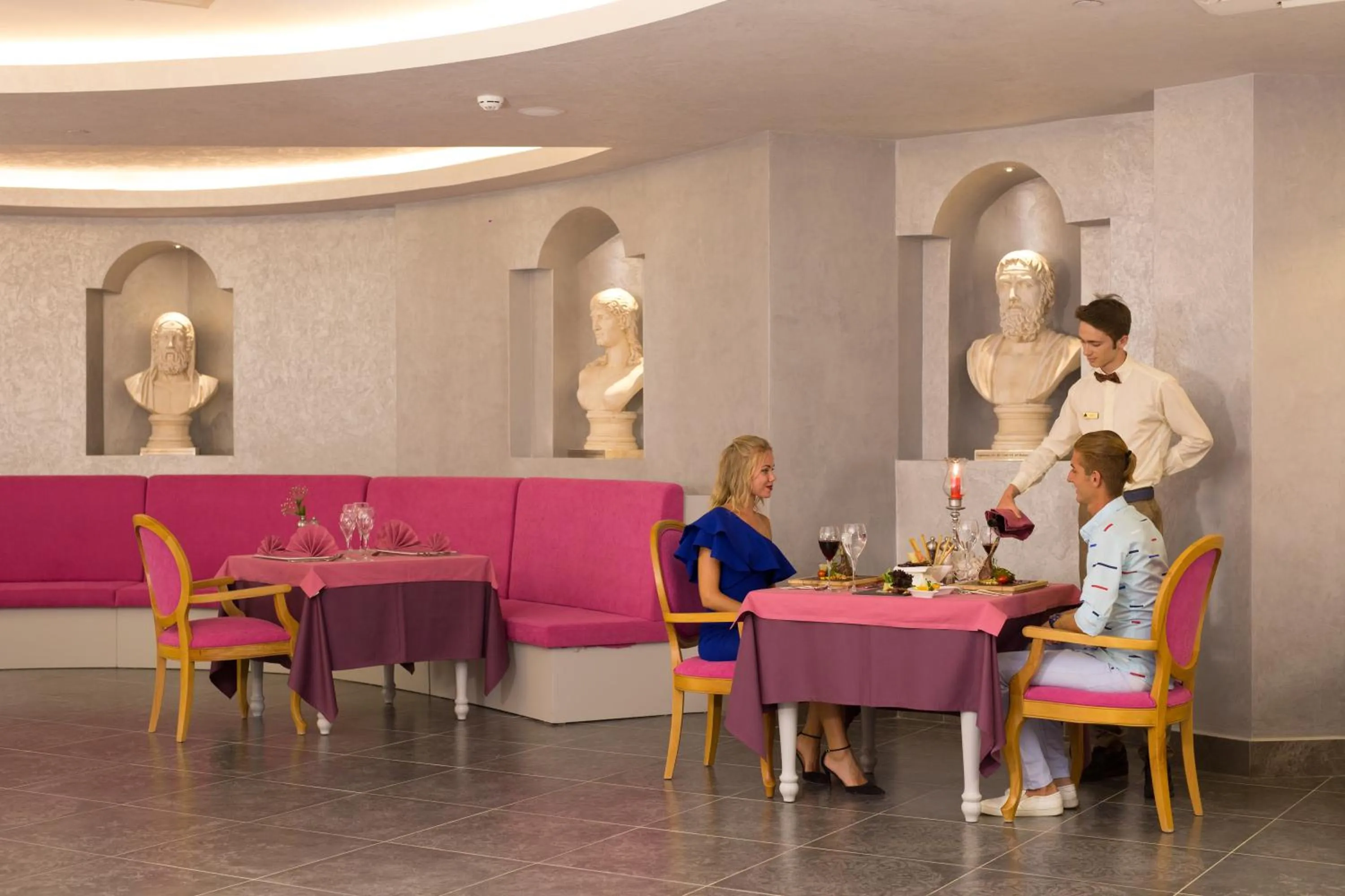 Restaurant/places to eat in Royal Taj Mahal Hotel