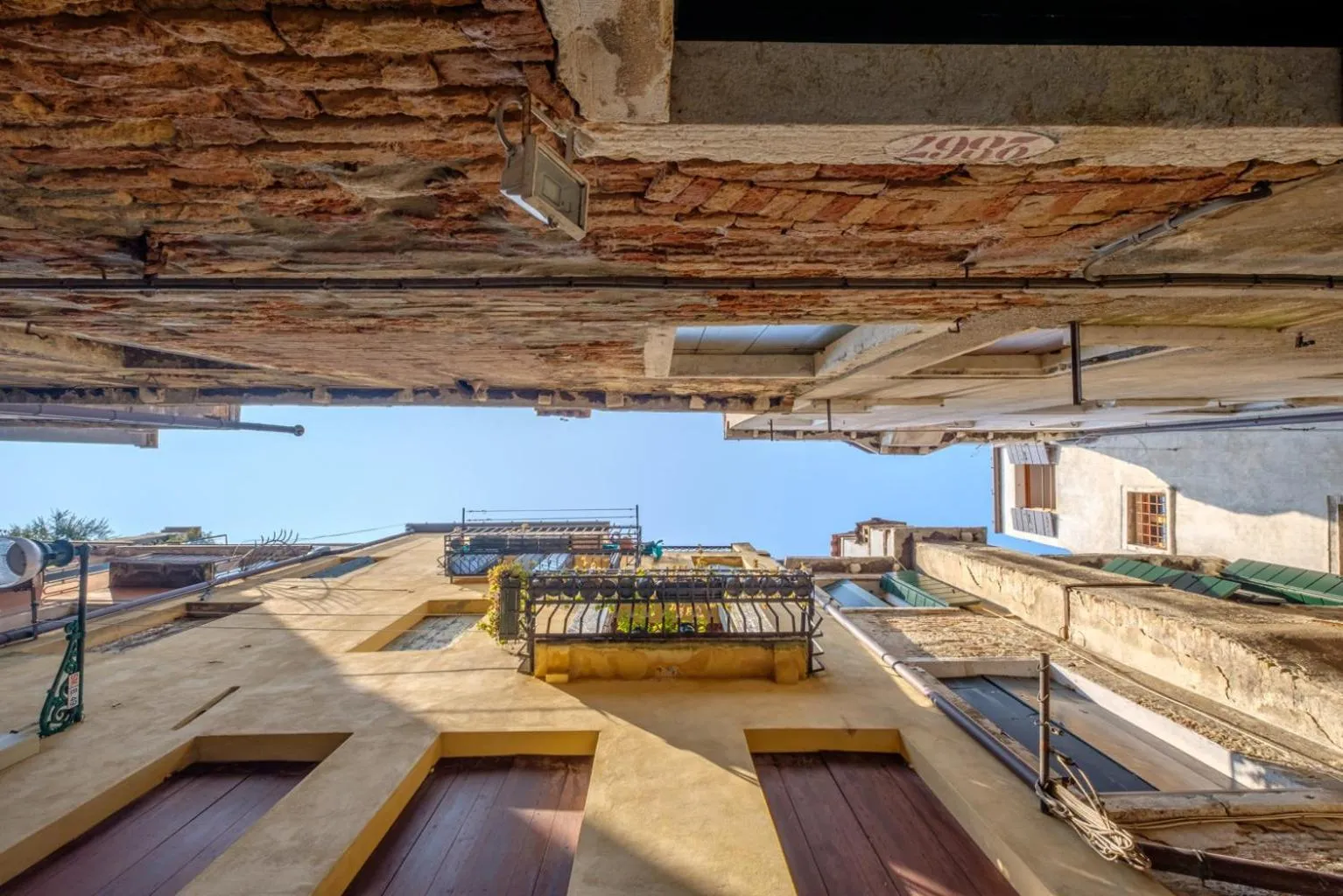 Property building in The Lion's House APT2