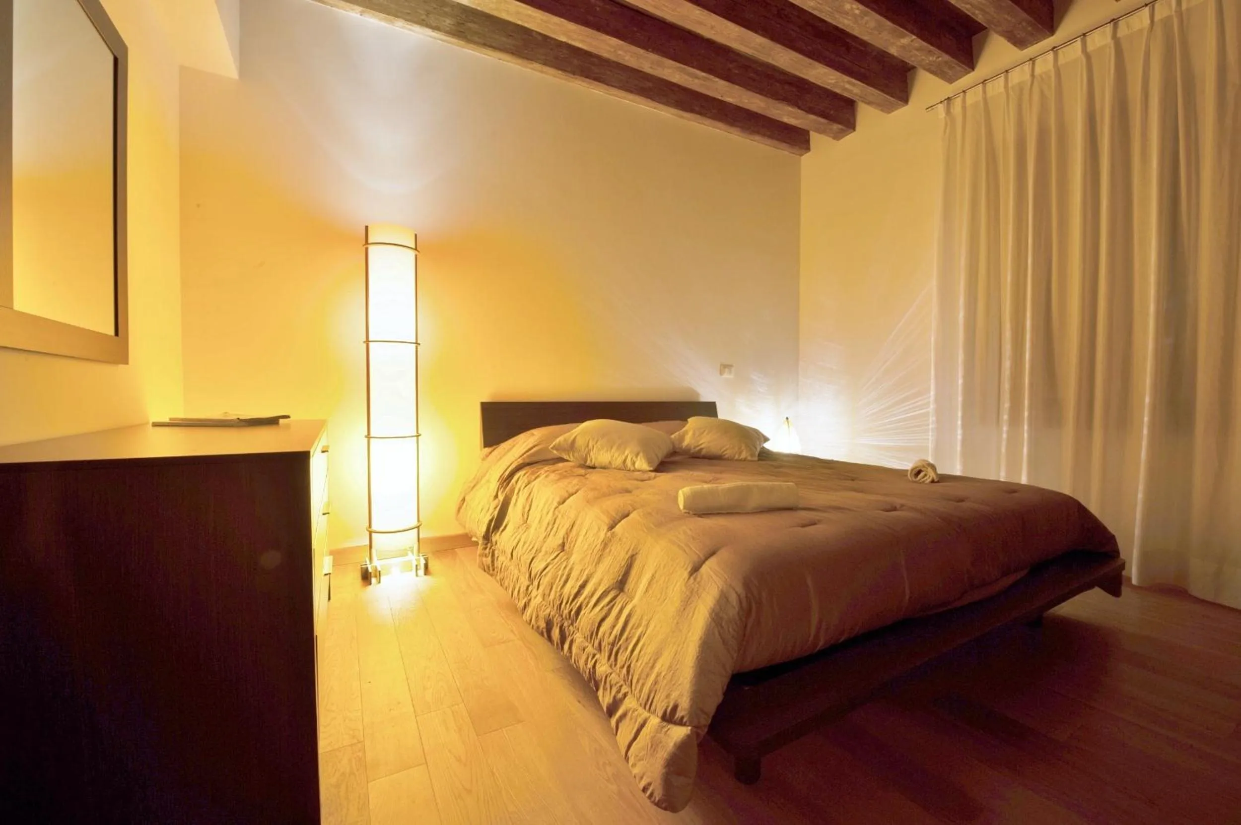 Photo of the whole room, Bed in The Lion's House APT2