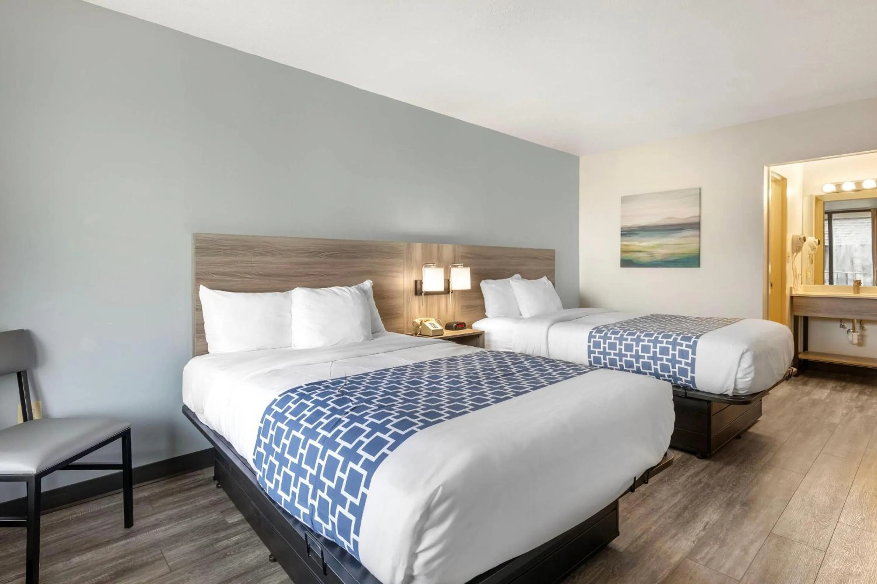 Bedroom, Bed in Suburban Studios Tysons Corner