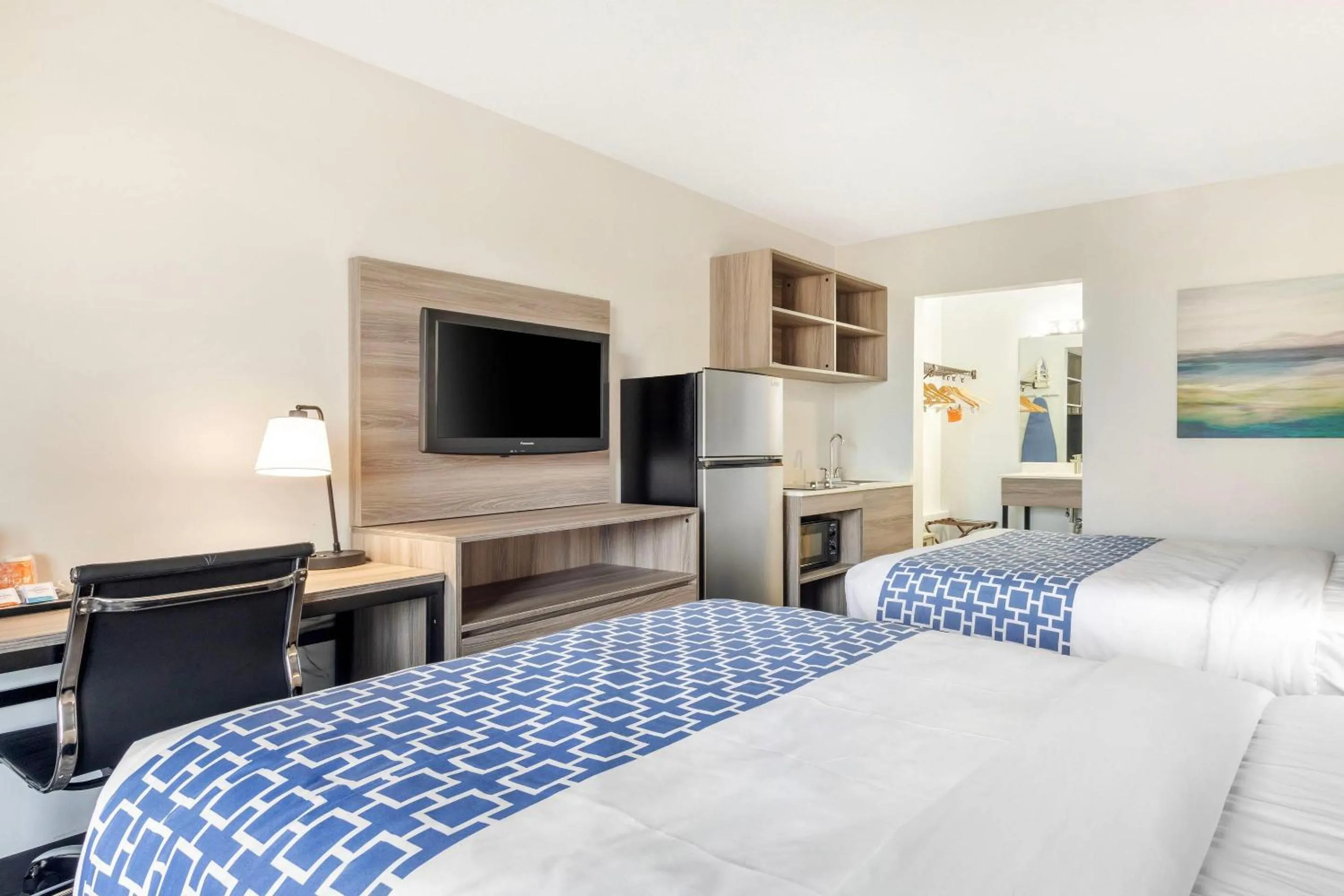 Bedroom, Bed in Suburban Studios Tysons Corner