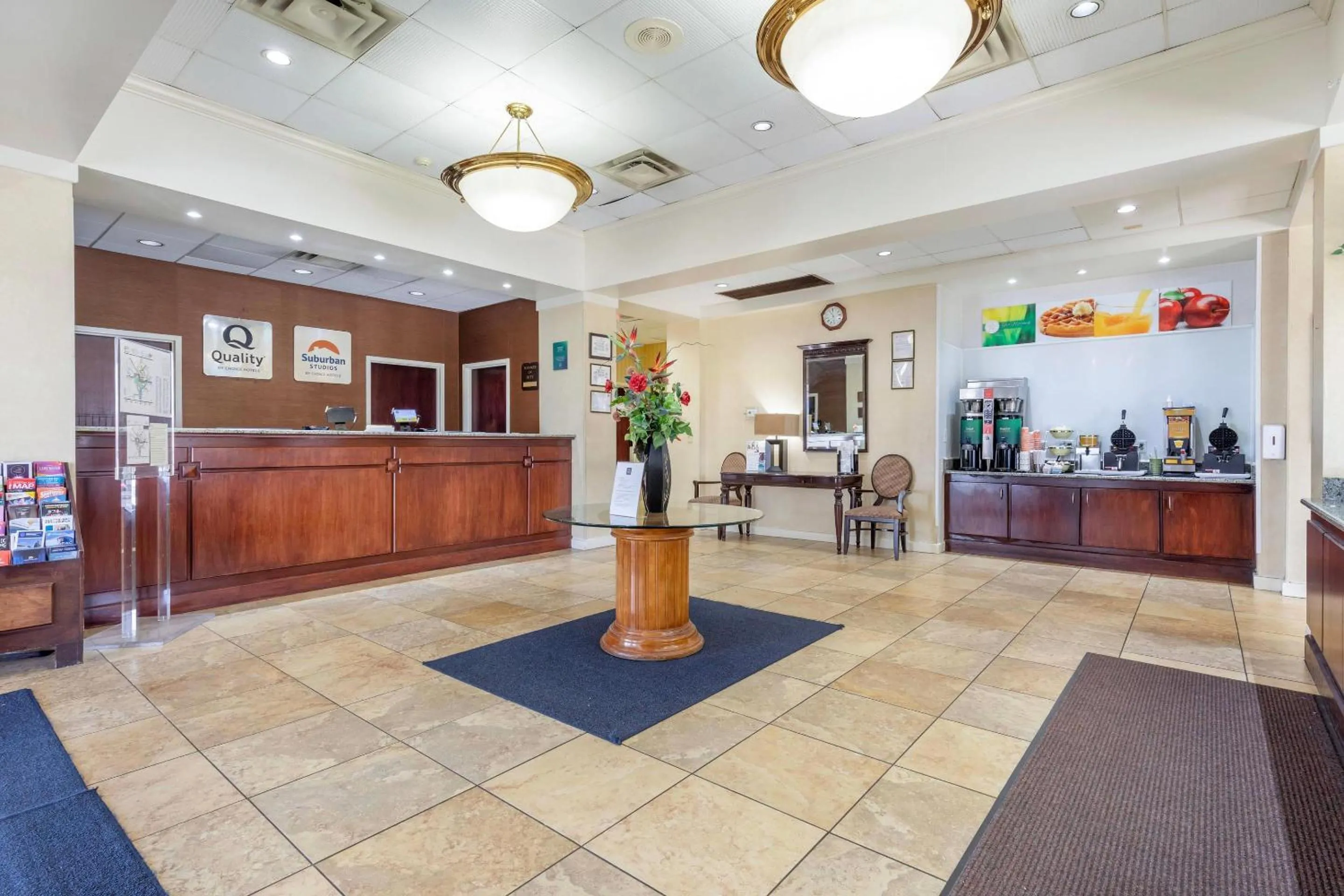 Lobby or reception in Suburban Studios Tysons Corner