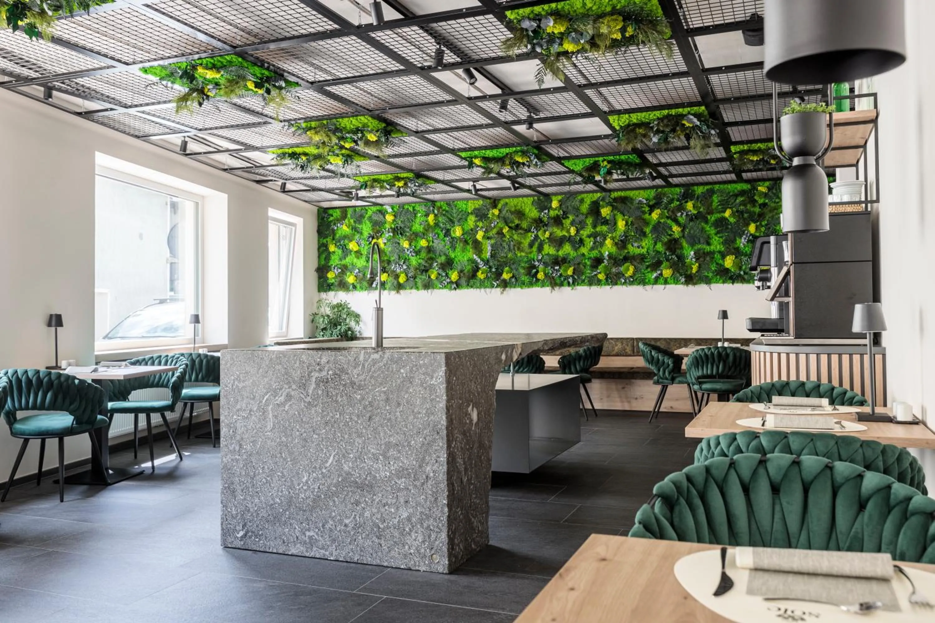 Restaurant/places to eat in Sole Boutique Hotel