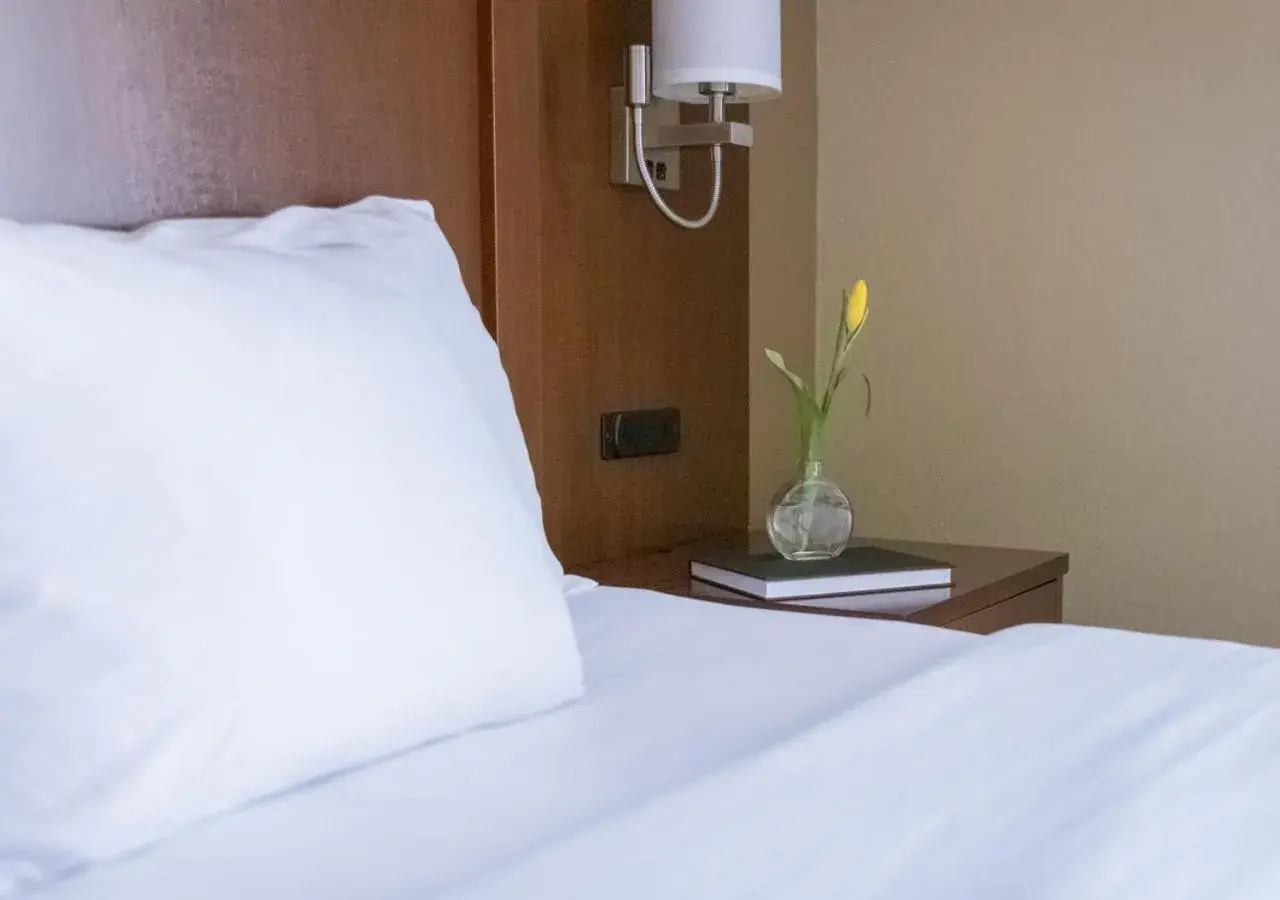 Standard King Room in Russell Inn and Suites Standard King Room in Russell Inn and Suites