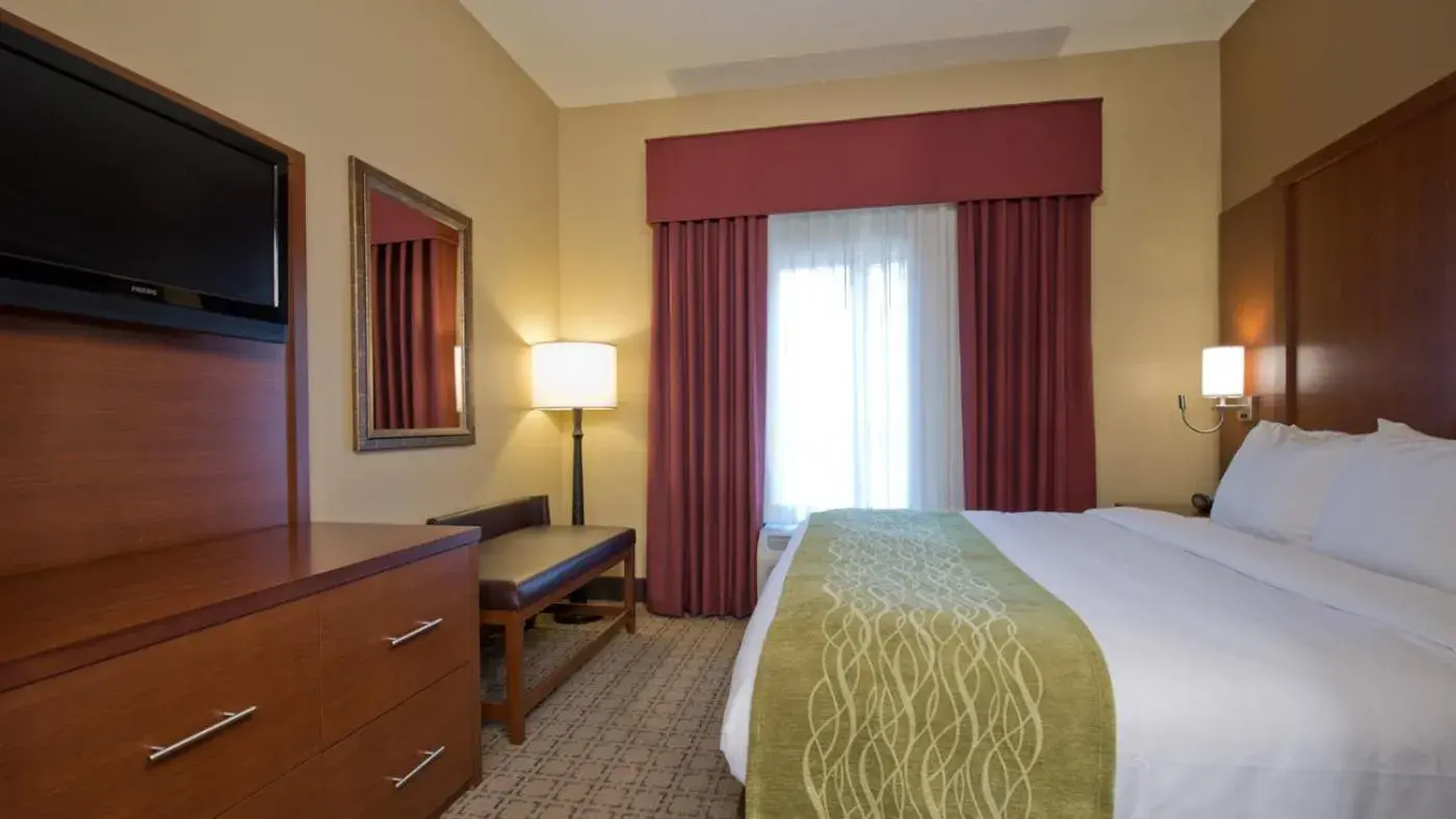 Standard King Room in Russell Inn and Suites Standard King Room in Russell Inn and Suites