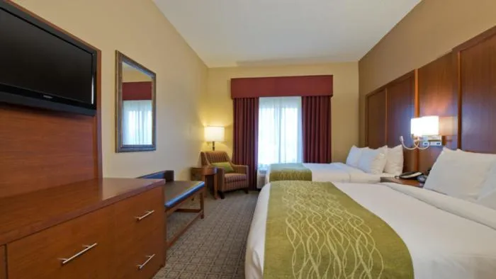 Bed in Russell Inn and Suites