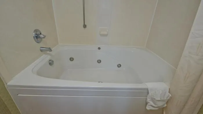 Bath in Russell Inn and Suites