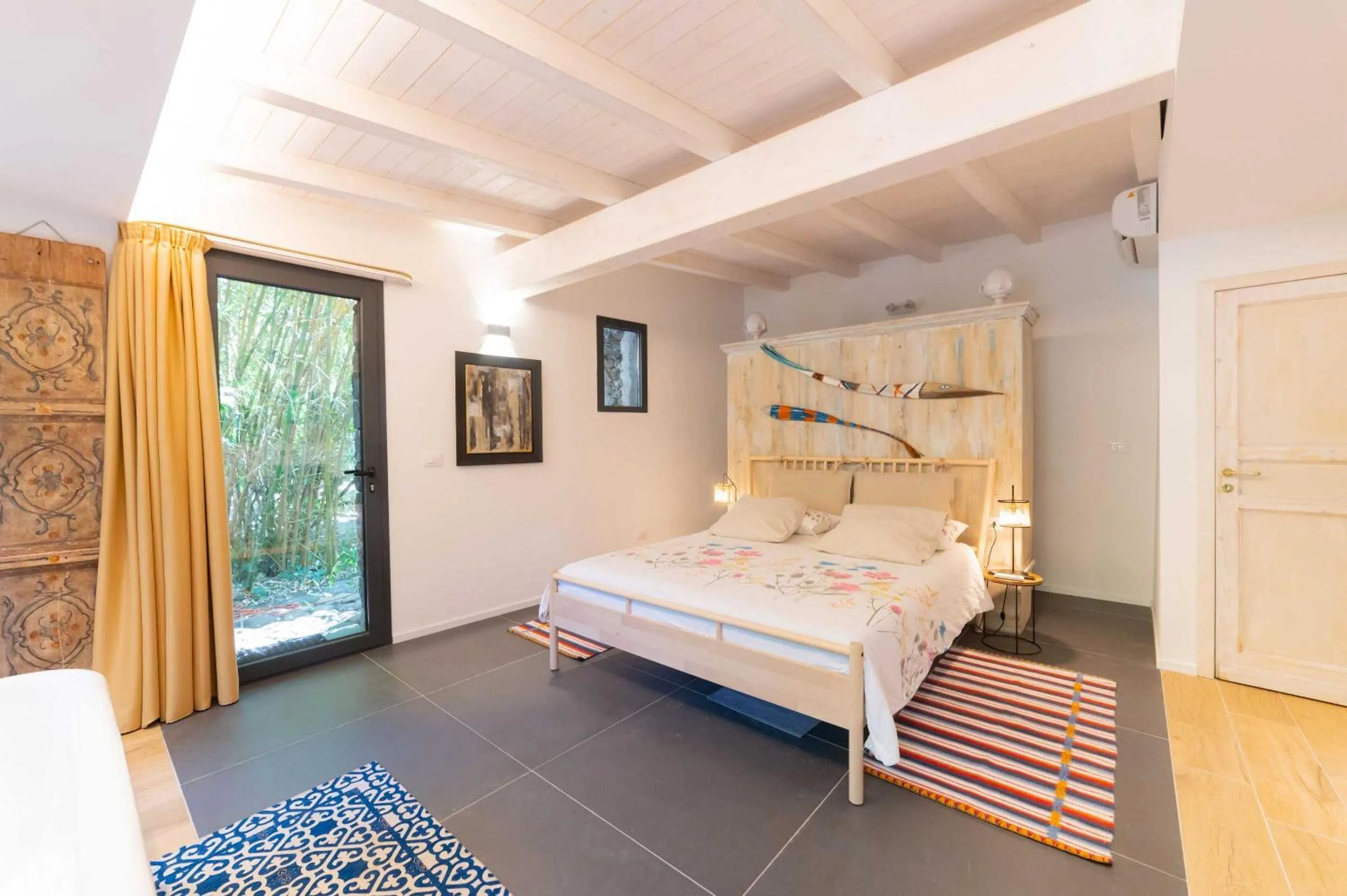 Bedroom, Bed in Etna Botanic Garden