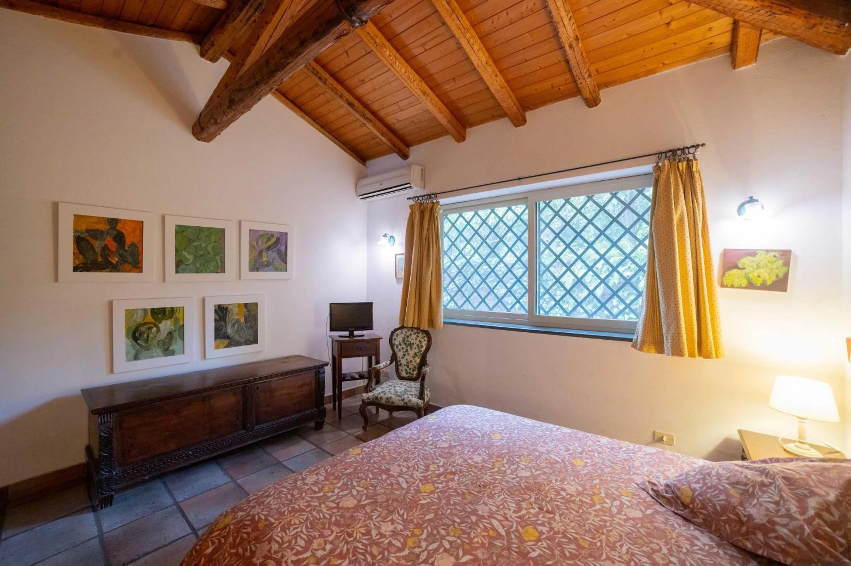 Photo of the whole room, Bed in Etna Botanic Garden